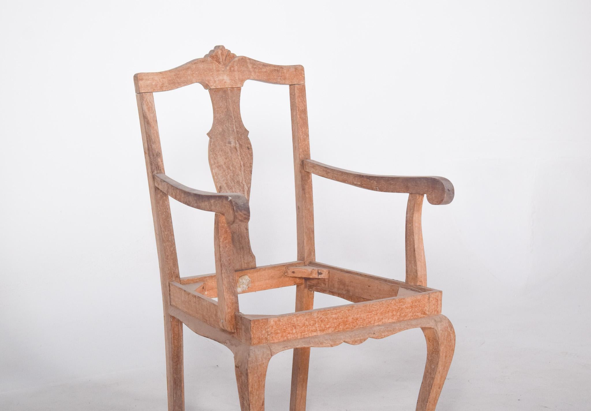 Portuguese Pair of Wood Dining chairs In Distressed Condition For Sale In Lisboa, Lisboa