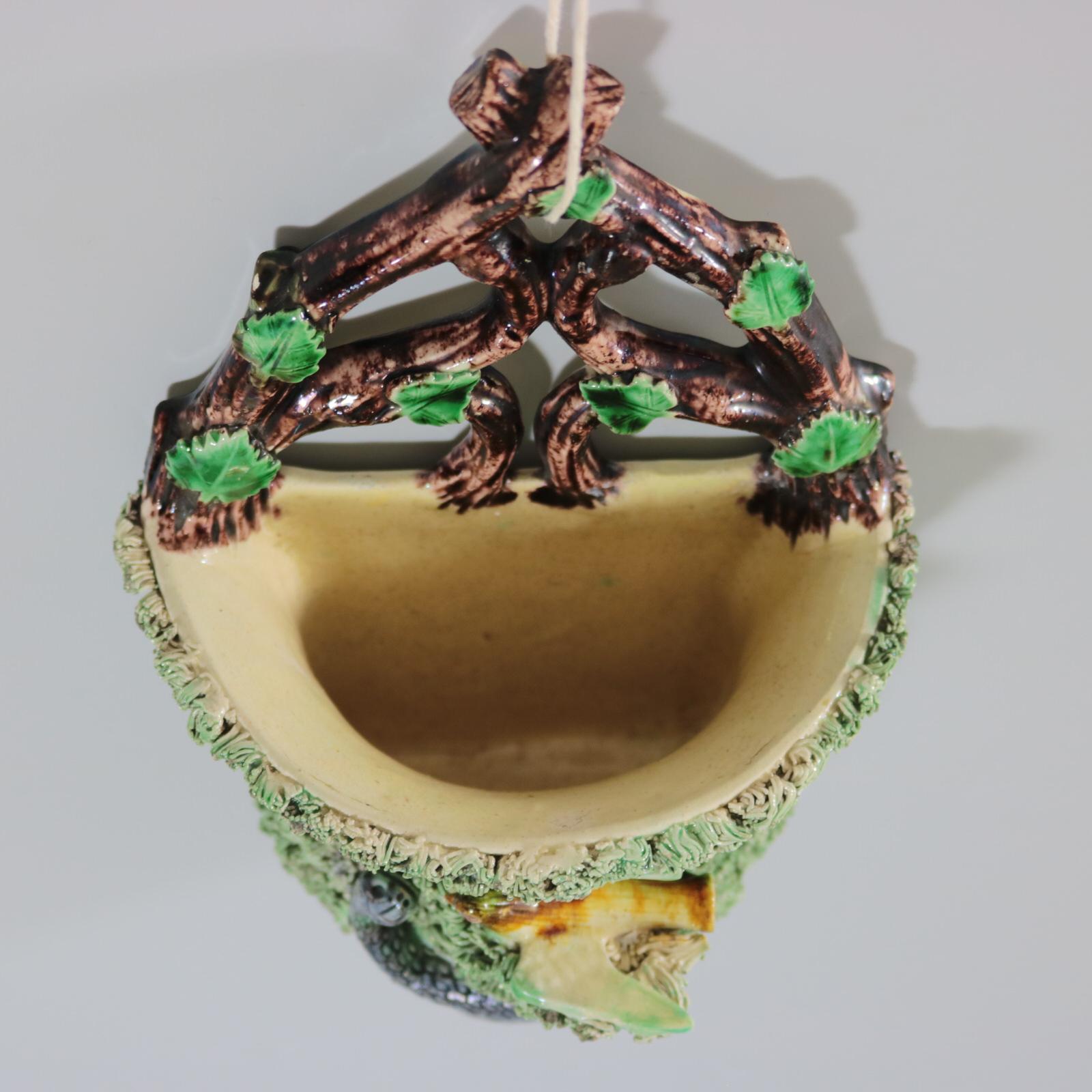 Tasca da parete in maiolica portoghese Palissy con serpente e uccello in vendita 2