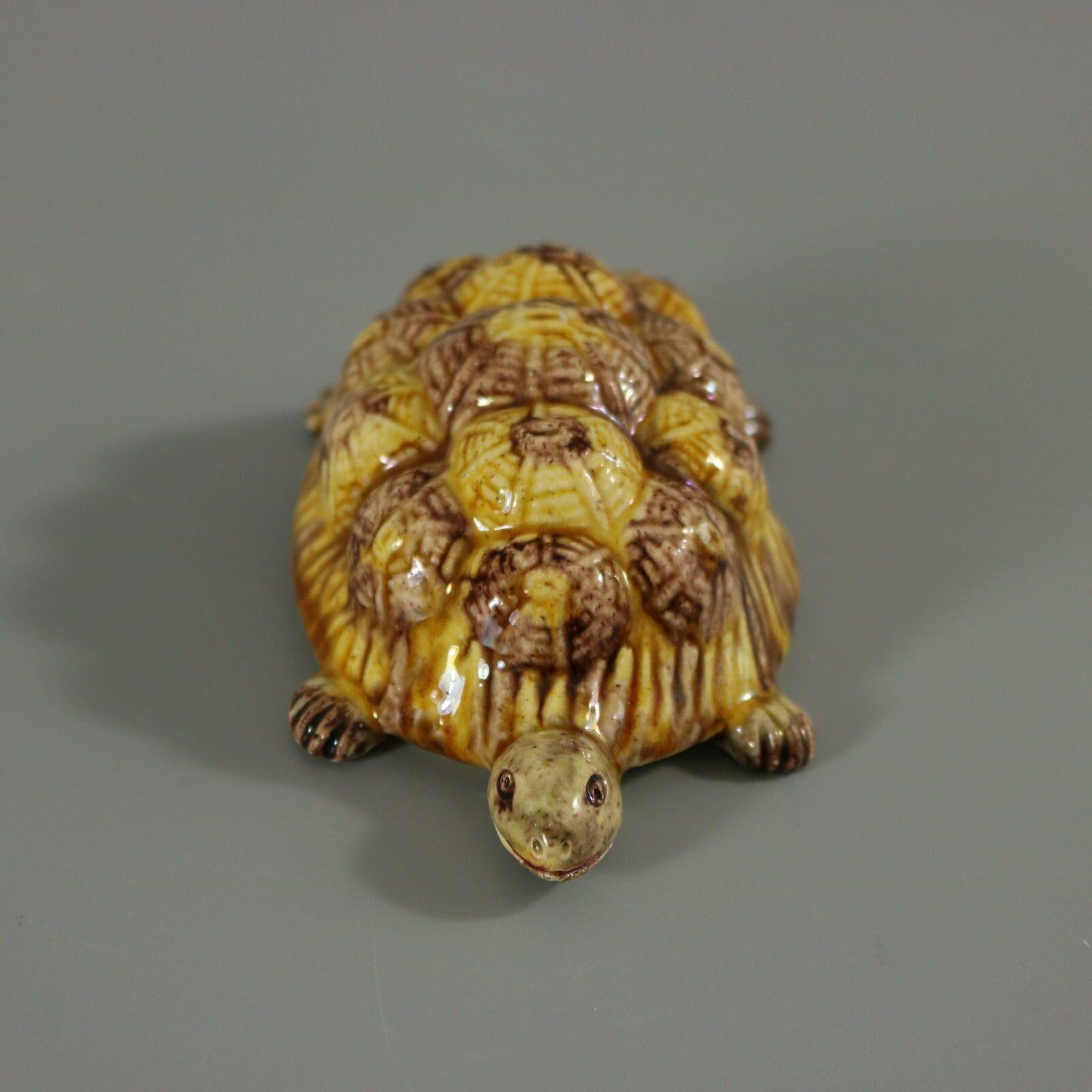 Figurine portugaise en majolique de Palissy qui représente une tortue. Coloration : brun, ocre, gris, sont prédominants.