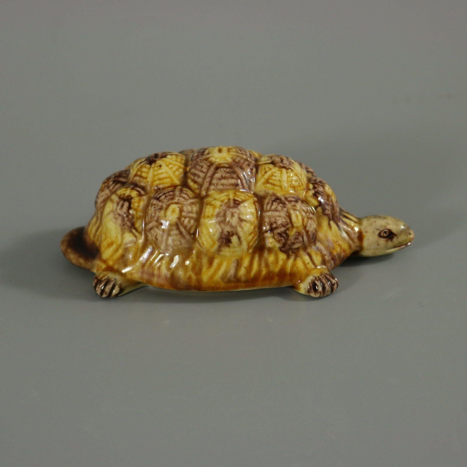 Figure de tortue en majolique de Palissy portugaise en vente 1