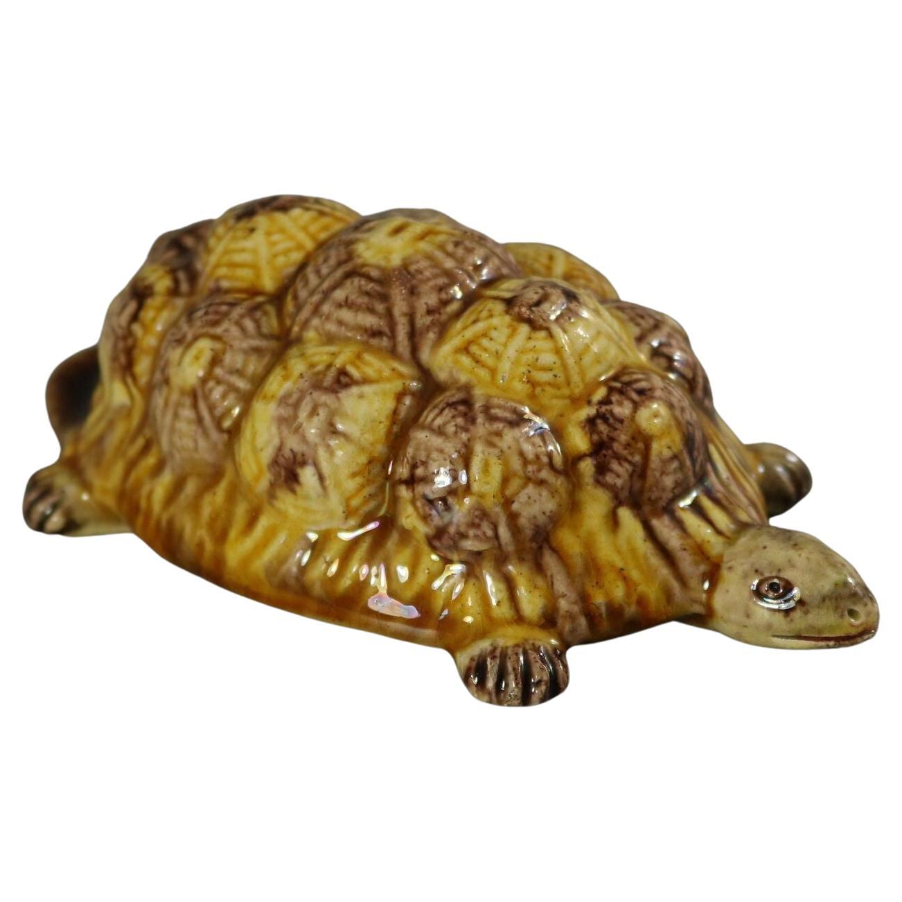 Figure de tortue en majolique de Palissy portugaise