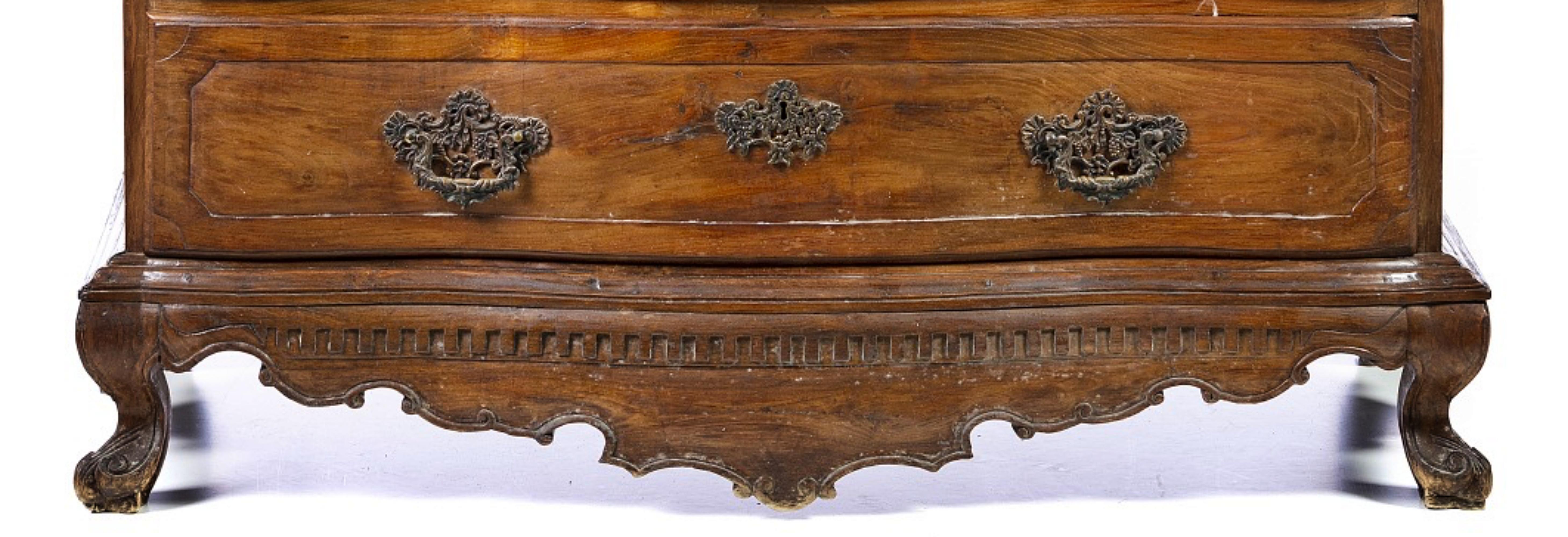 STATIONERY D. JOSÉ 18th Century

19th century Portuguese. 
in chestnut wood, with two drawers and three drawers. 
Folding lid with drawers and bins. 
Signs of use. Dim.: 140 x 115 x 62 cm.