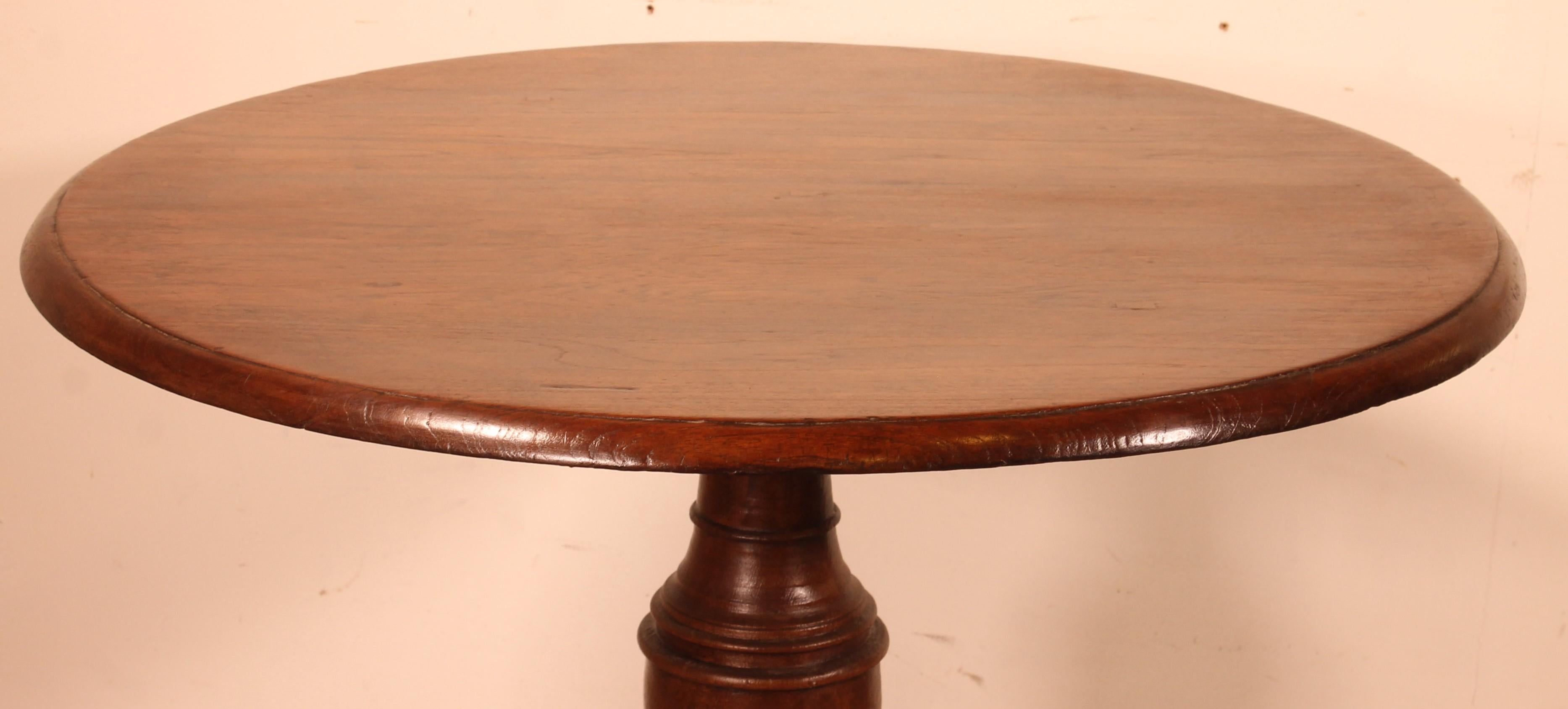 Elegant Portuguese oak pedestal table from the 19th century

Very beautiful center table which with its rustic side stands out from the usual pedestal tables
Very beautiful one-piece top with a corbin beak
It rests on a tripod base

Very beautiful