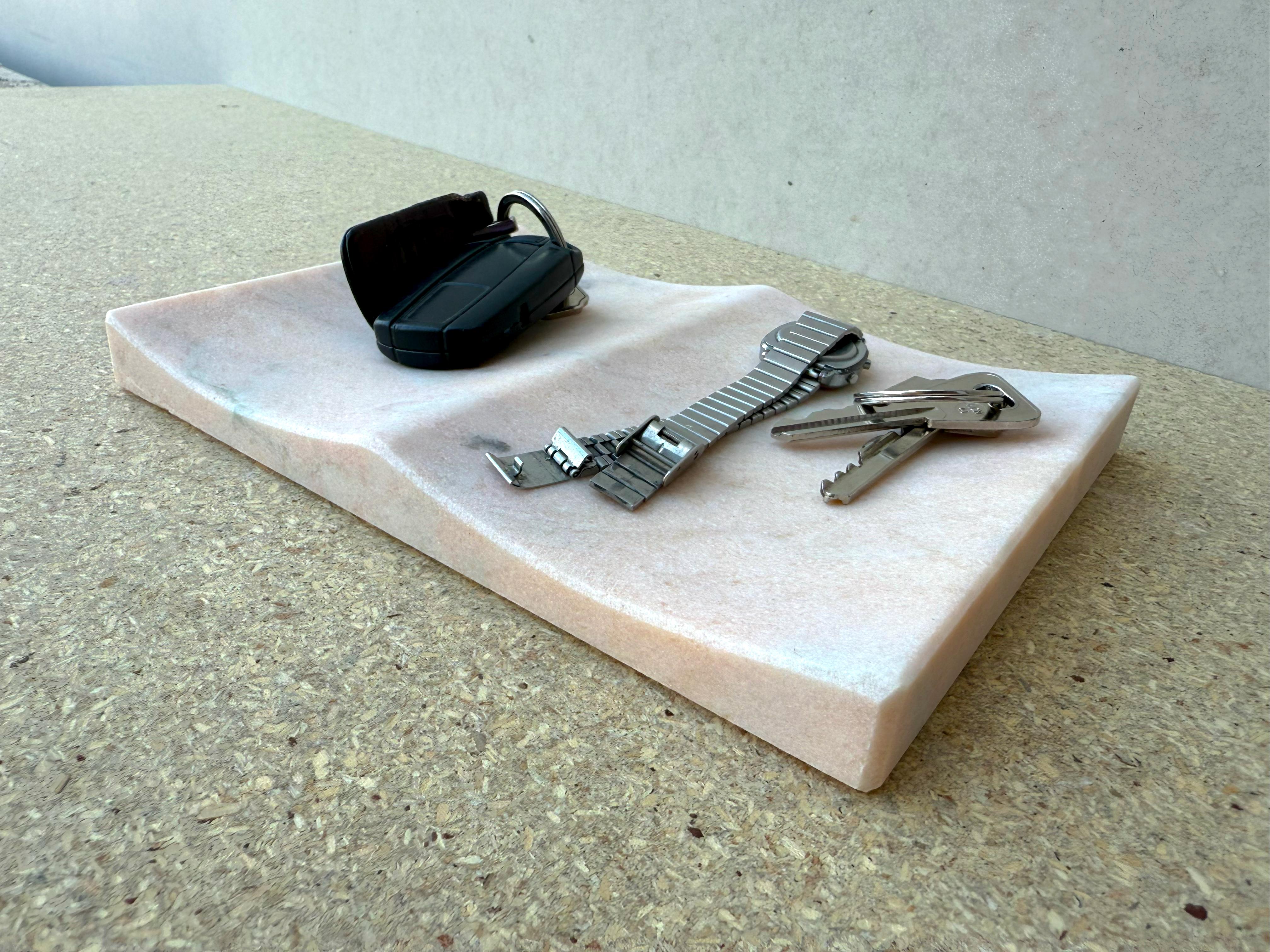 Vassoio portoghese in marmo rosa di Joaquín Moll per Meddel Regalo scultoreo di lusso 
Questo elegante vassoio in marmo di Joaquín Moll per Meddel è scolpito nello squisito marmo rosa portoghese, una pietra naturale apprezzata per la sua delicata