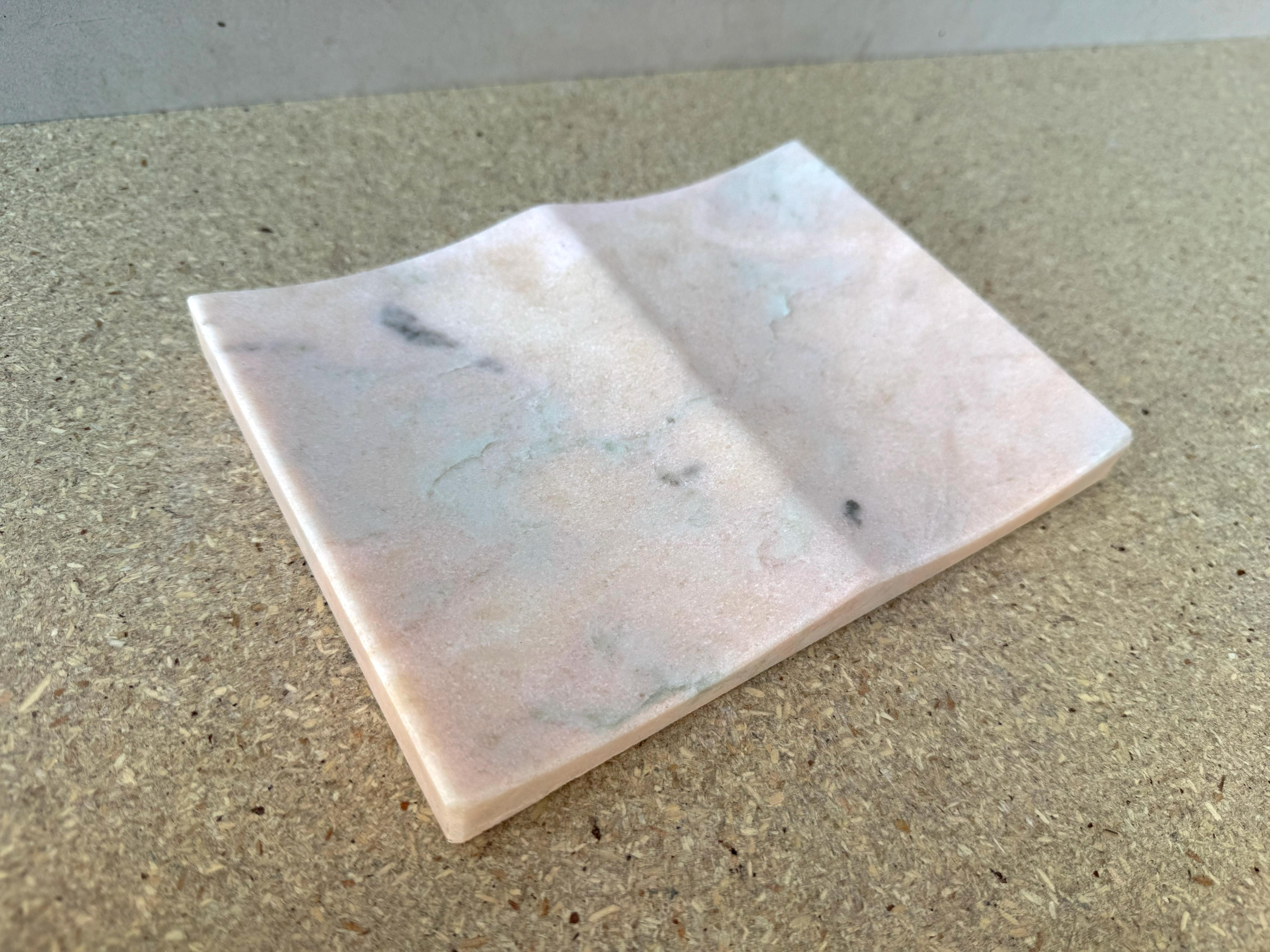 Moderno Vassoio portoghese in marmo rosa di Joaquín Moll per Meddel Regalo scultoreo di lusso in vendita