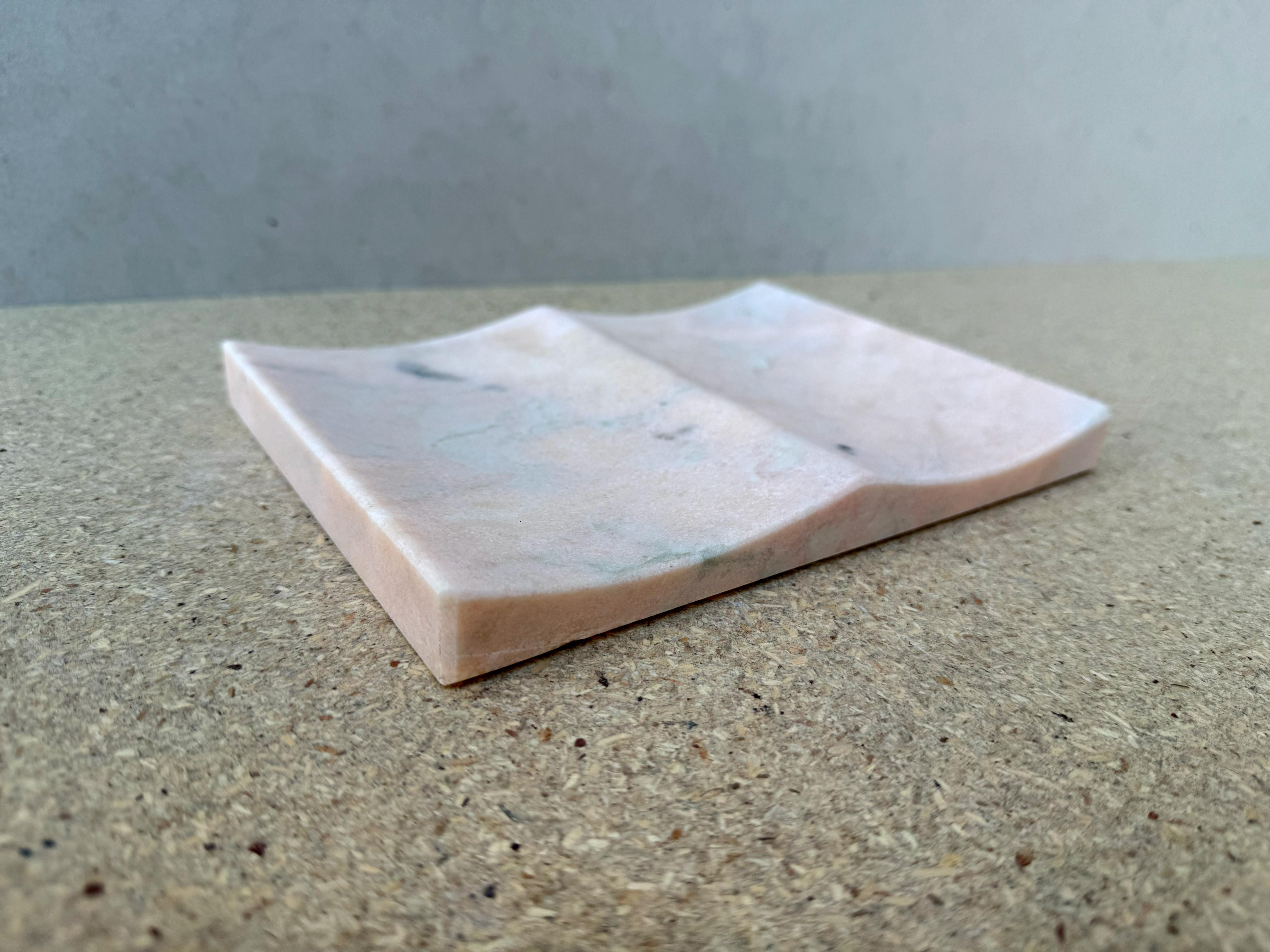 Spagnolo Vassoio portoghese in marmo rosa di Joaquín Moll per Meddel Regalo scultoreo di lusso in vendita