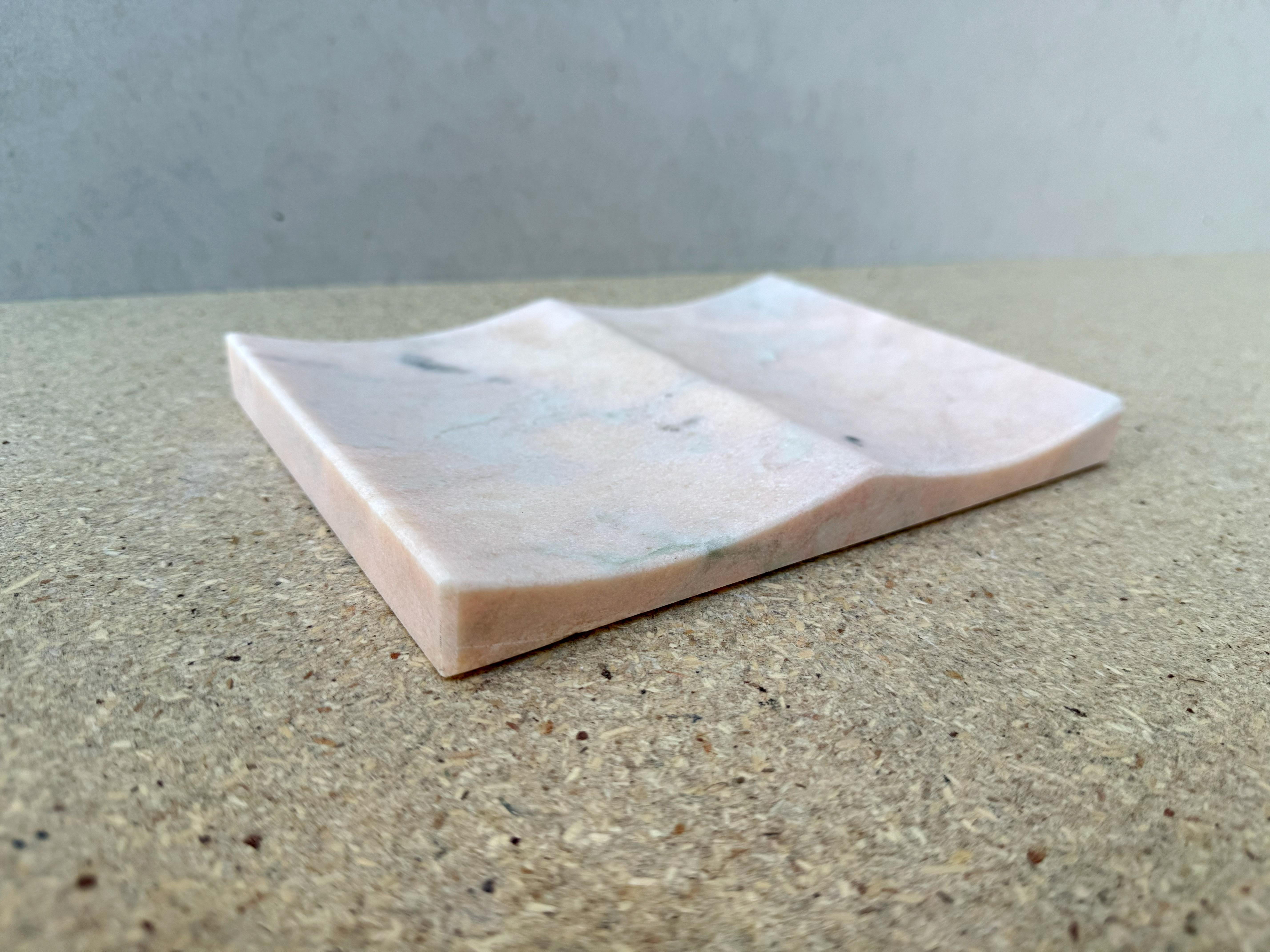 Fatto a mano Vassoio portoghese in marmo rosa di Joaquín Moll per Meddel Regalo scultoreo di lusso in vendita