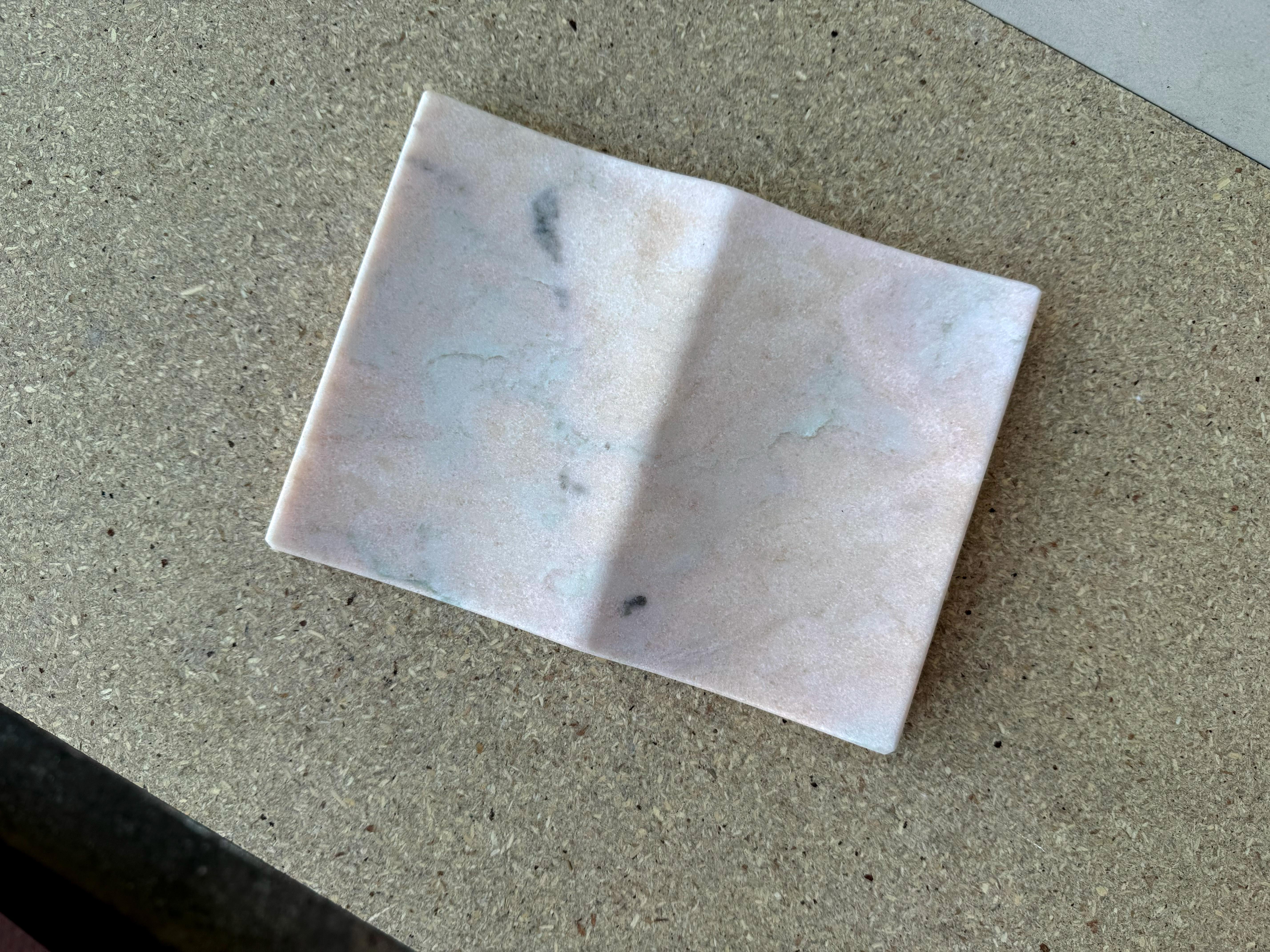 Vassoio portoghese in marmo rosa di Joaquín Moll per Meddel Regalo scultoreo di lusso In condizioni Nuovo in vendita a VALVERDE DEL MAJANO, CL