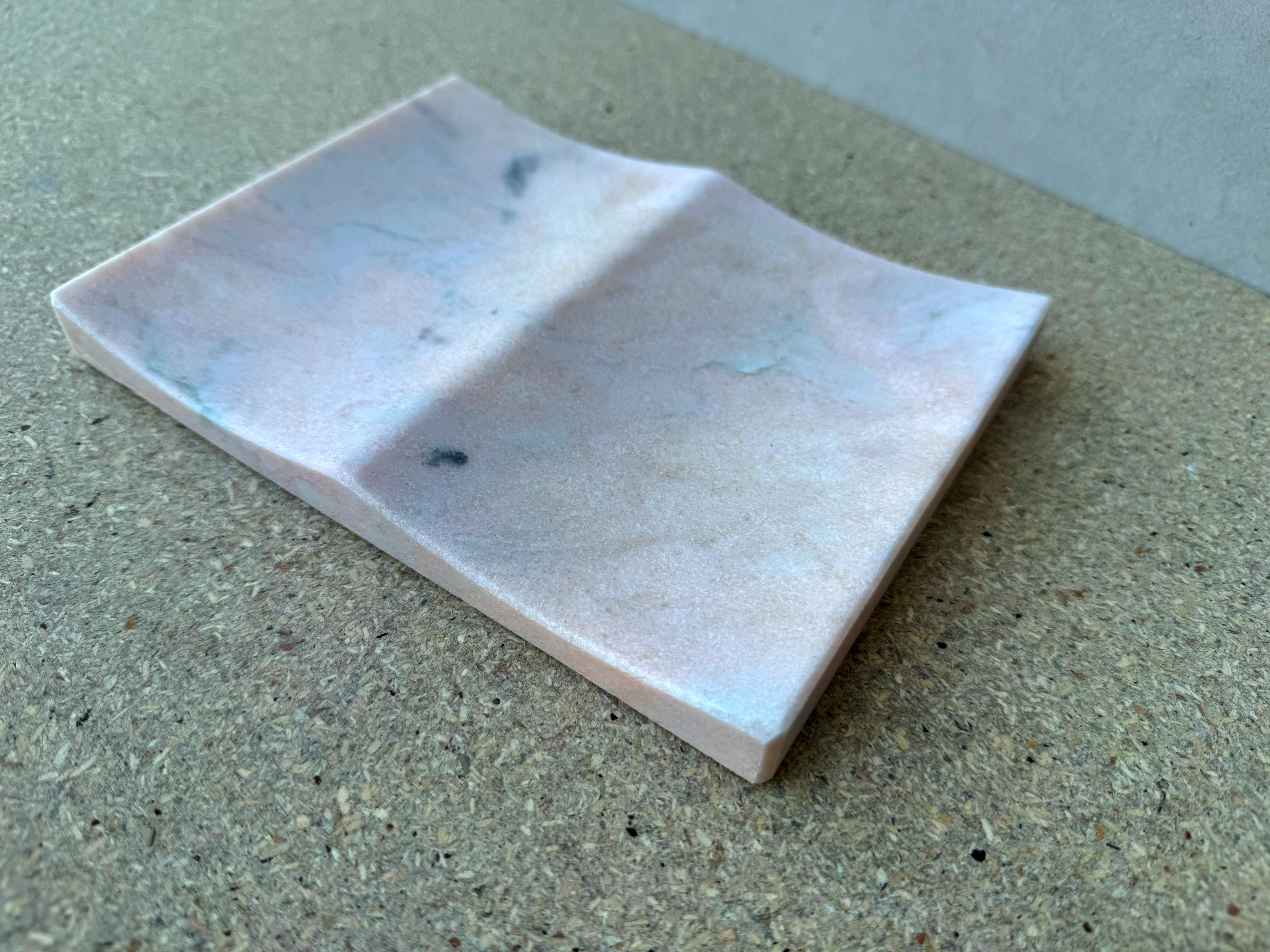 XXI secolo e contemporaneo Vassoio portoghese in marmo rosa di Joaquín Moll per Meddel Regalo scultoreo di lusso in vendita