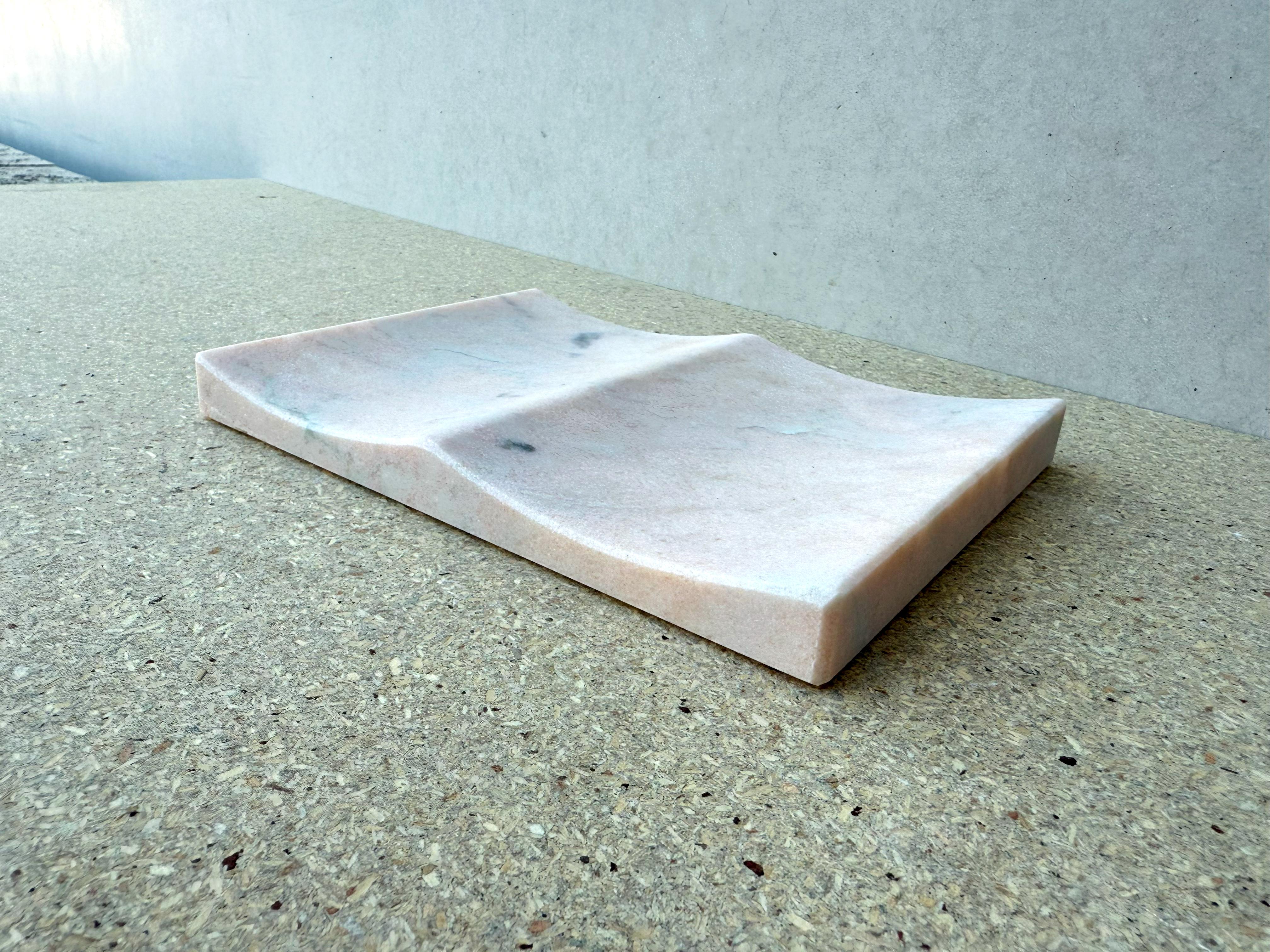 Pietra Vassoio portoghese in marmo rosa di Joaquín Moll per Meddel Regalo scultoreo di lusso in vendita