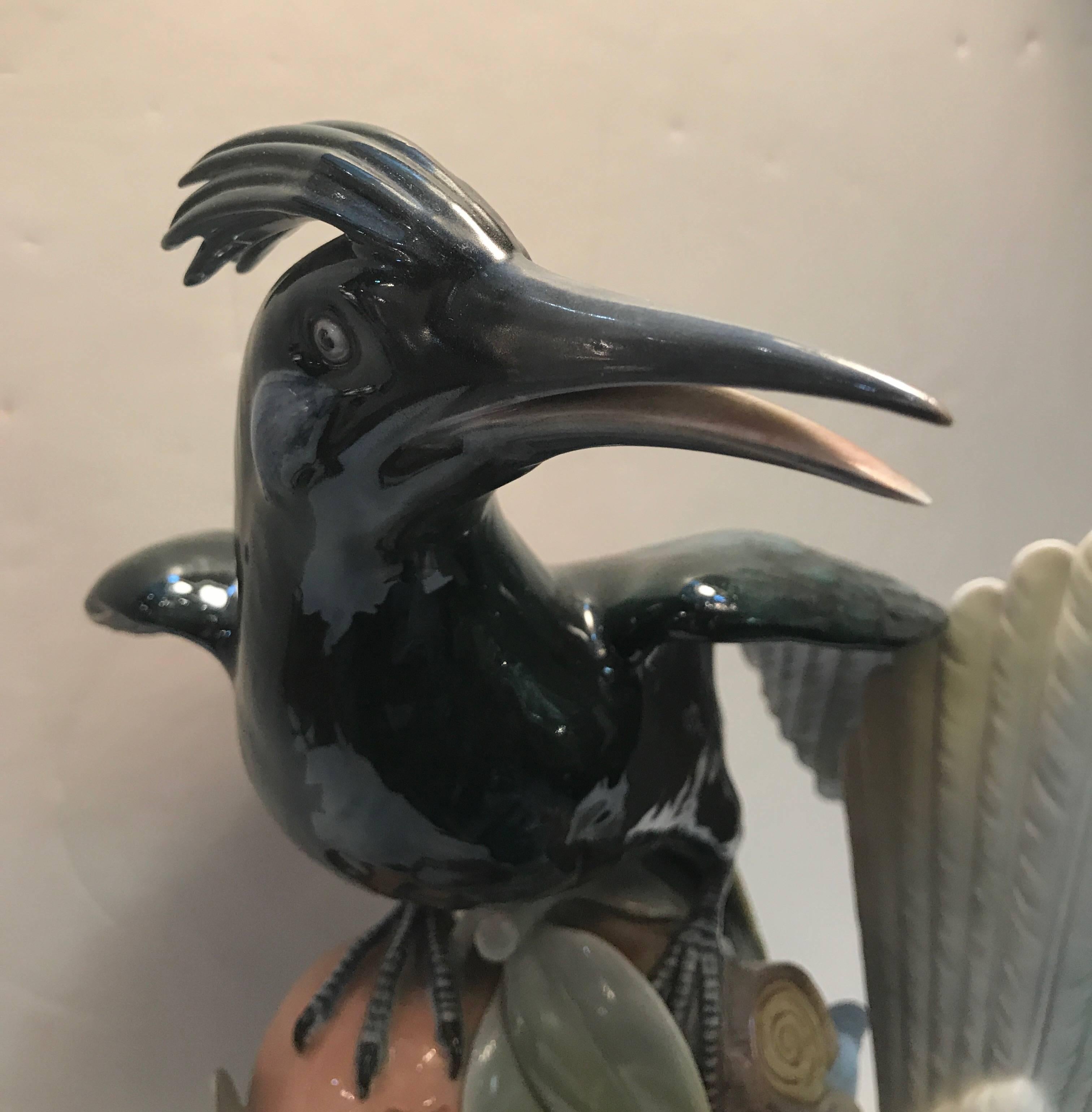Peint à la main Sculpture en porcelaine portugaise d'oiseaux en forme de cerceau par Vista Alegre en vente