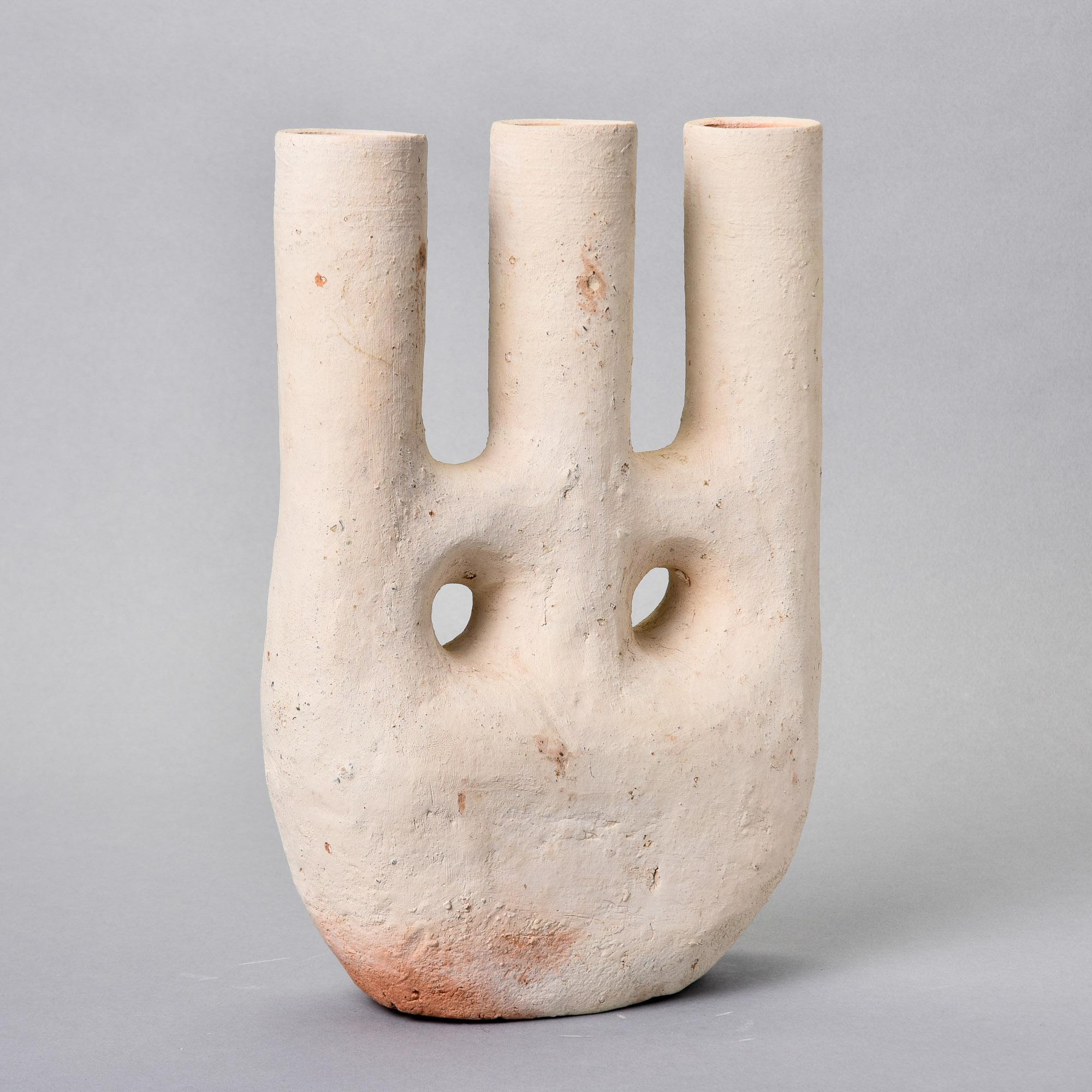 Il nuovo vaso portoghese in ceramica rustica presenta una base ampia e curva con un triplo collo e due aperture forate. Fabbricante sconosciuto. Interessante pezzo scultoreo con smalto opaco color osso. 
