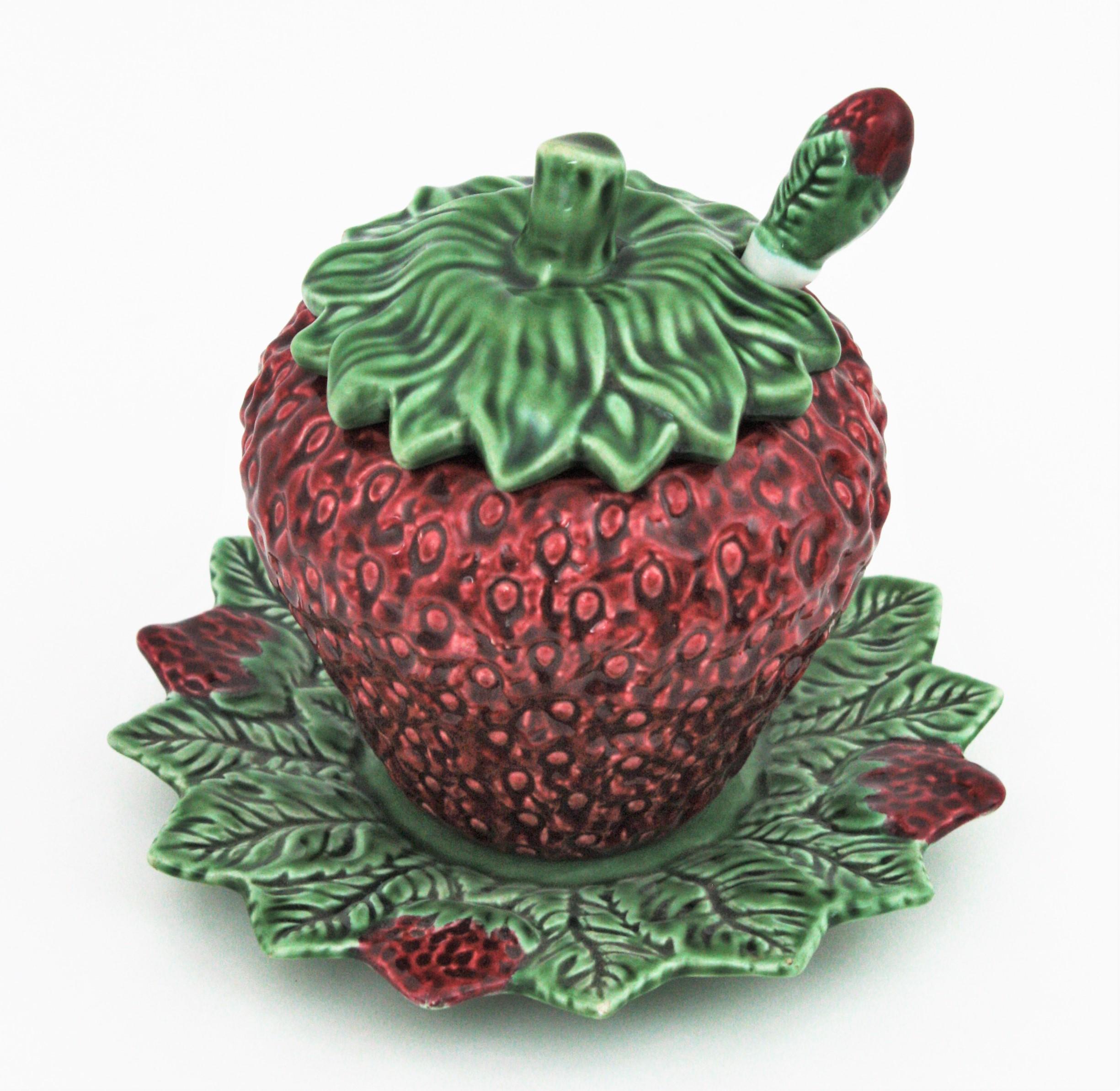 Auffällige Terrine aus Majolika-Keramik in Form einer weißen und grünen Erdbeere. Hergestellt von Bordalo Pinheiro, Portugal, 1960er Jahre.
Diese niedliche Terrine hat ein sehr realistisches Design mit Blättern auf der Oberseite. Ein blattförmiger