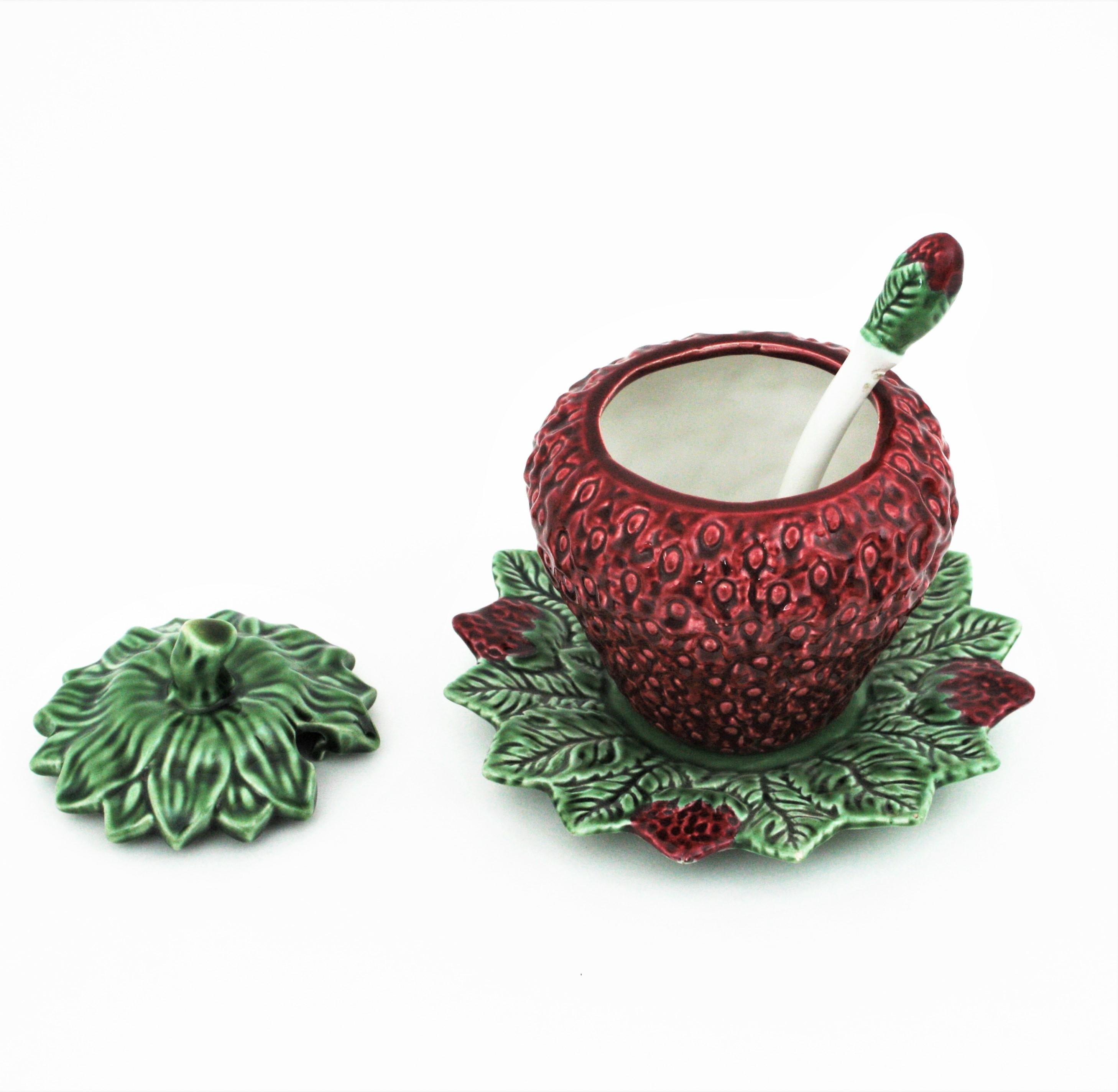 Mid-Century Modern Soupière en céramique en forme de fraise en faïence de Bordalo Pinheiro en vente