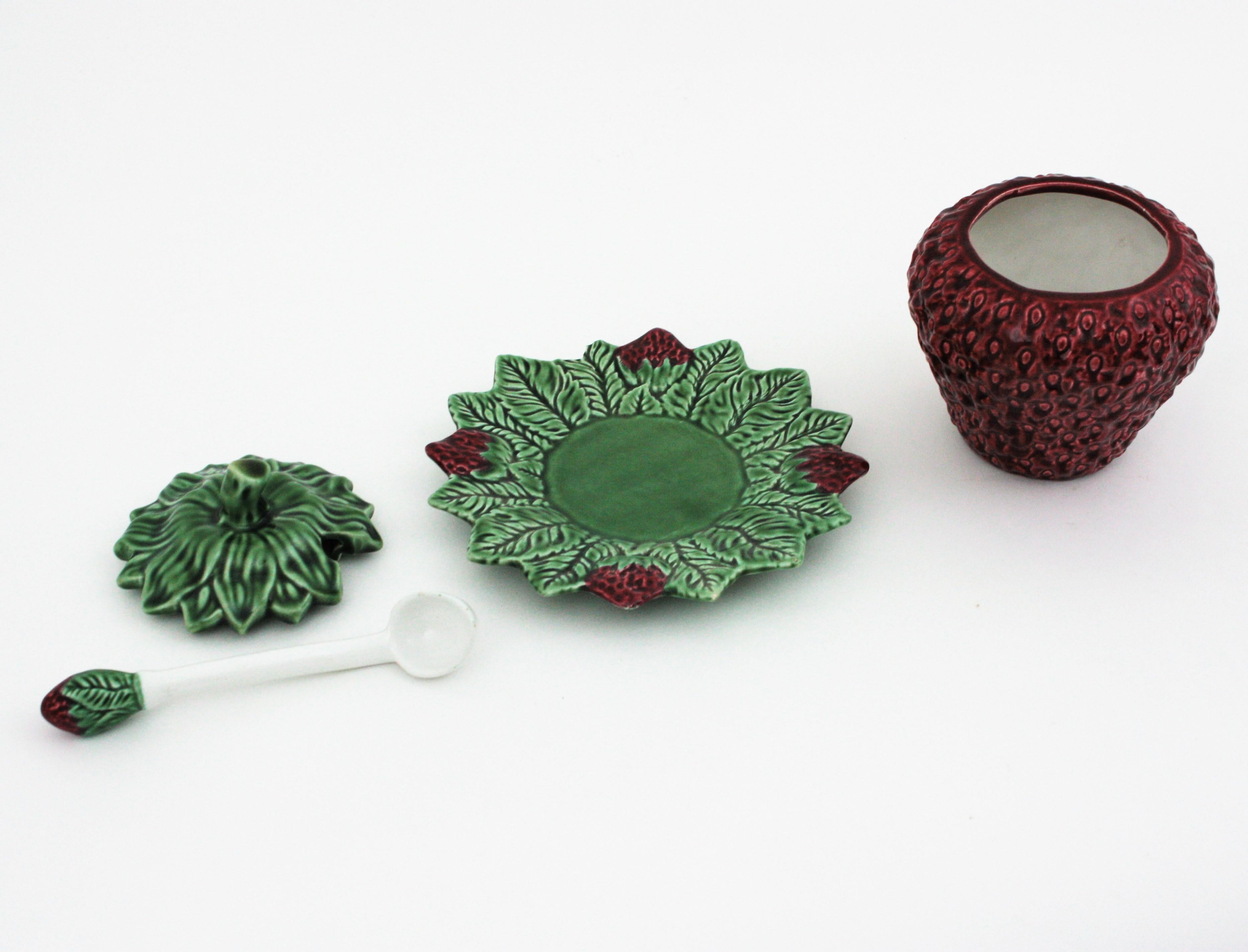 Erdbeerförmige Majolika-Keramik-Terrine von Bordalo Pinheiro (Portugiesisch) im Angebot