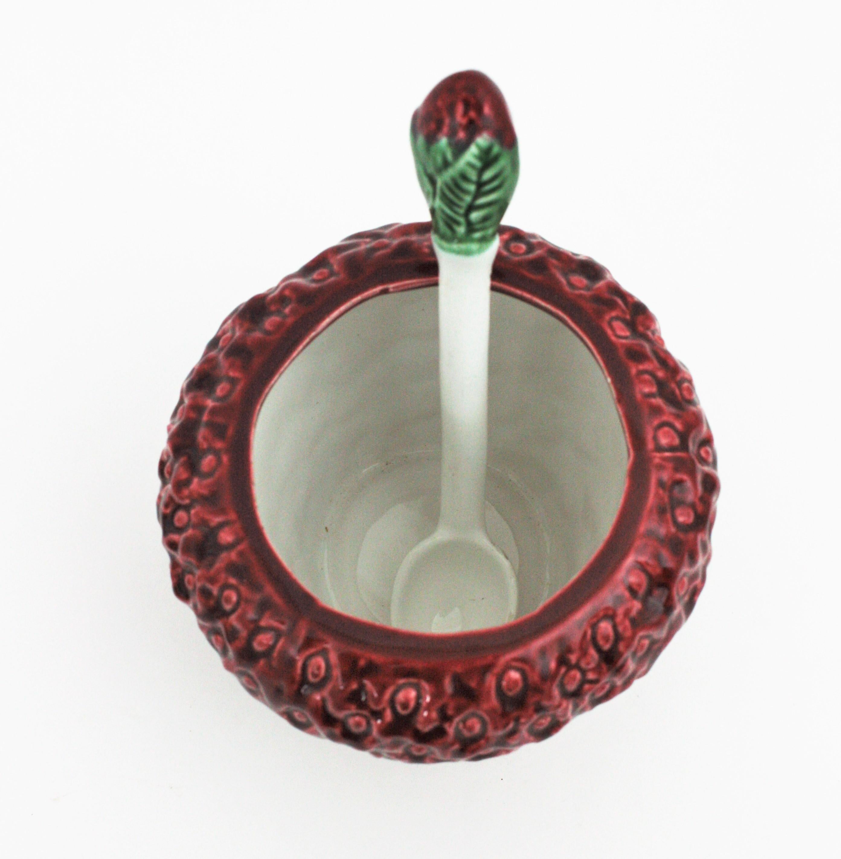 Vernissé Soupière en céramique en forme de fraise en faïence de Bordalo Pinheiro en vente