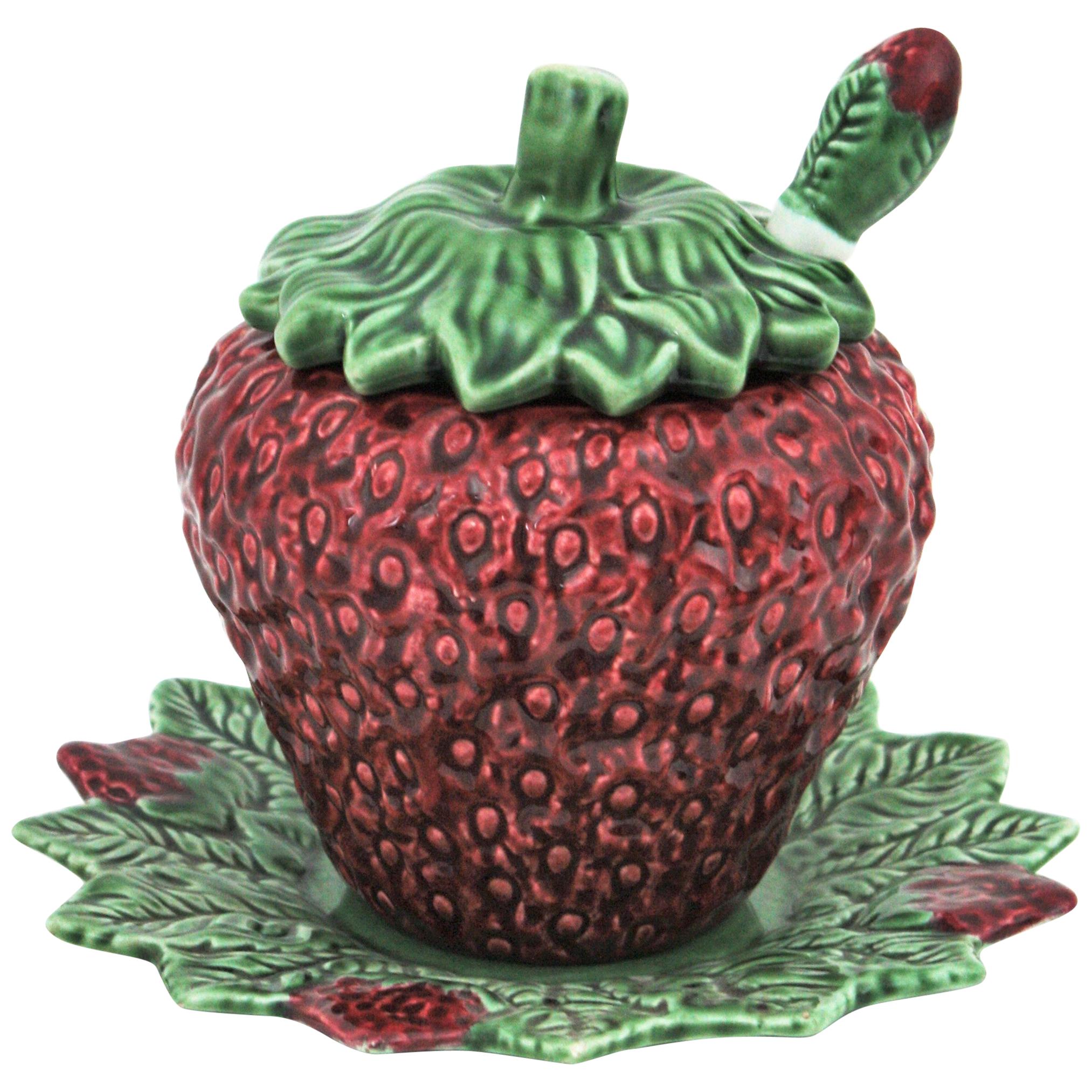 Erdbeerförmige Majolika-Keramik-Terrine von Bordalo Pinheiro im Angebot