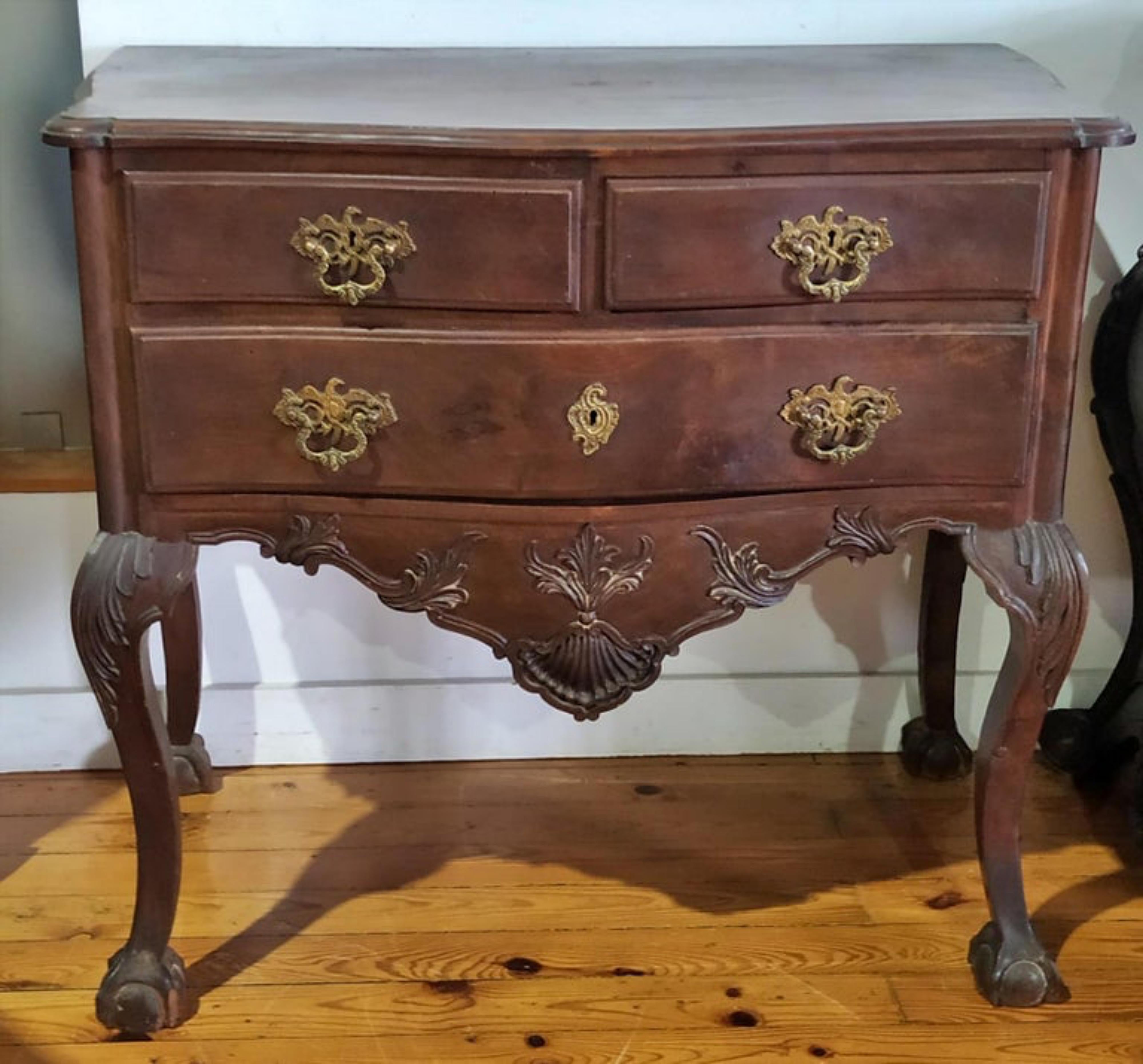Release table
Portuguese early 20th century
in carved chestnut wood, with two drawers and a pull-out drawer.
Cutout top and skirt.
Sits on four feet ending in claw and ball.
Metal ferrules.
Dimensions.: 86 x 94 x 53 cm.
Good conditions.