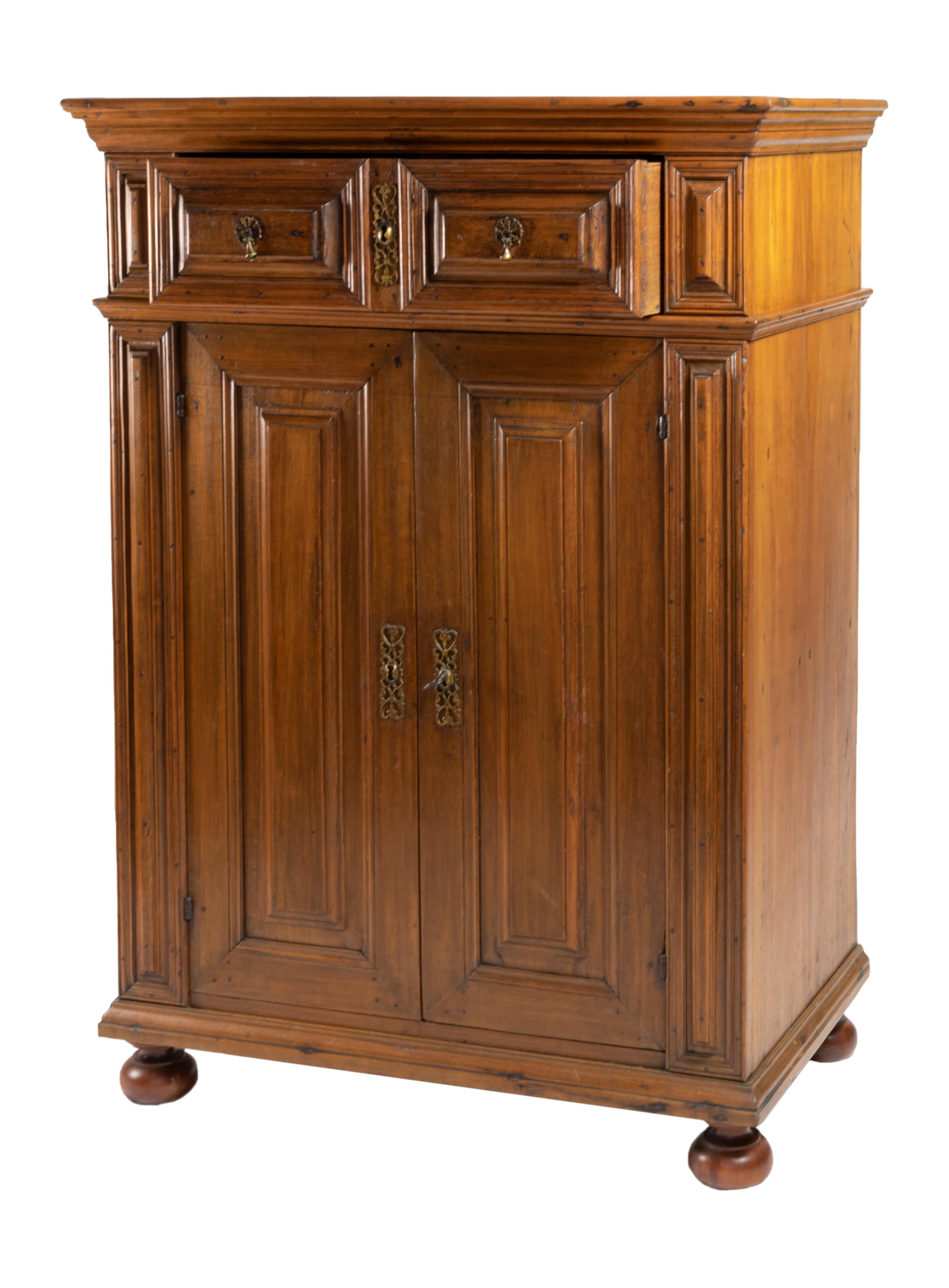 Un cabinet rare et précieux du Portugal en très bon état.

Cette pièce à deux portes et deux tiroirs est un exemple précoce de l'