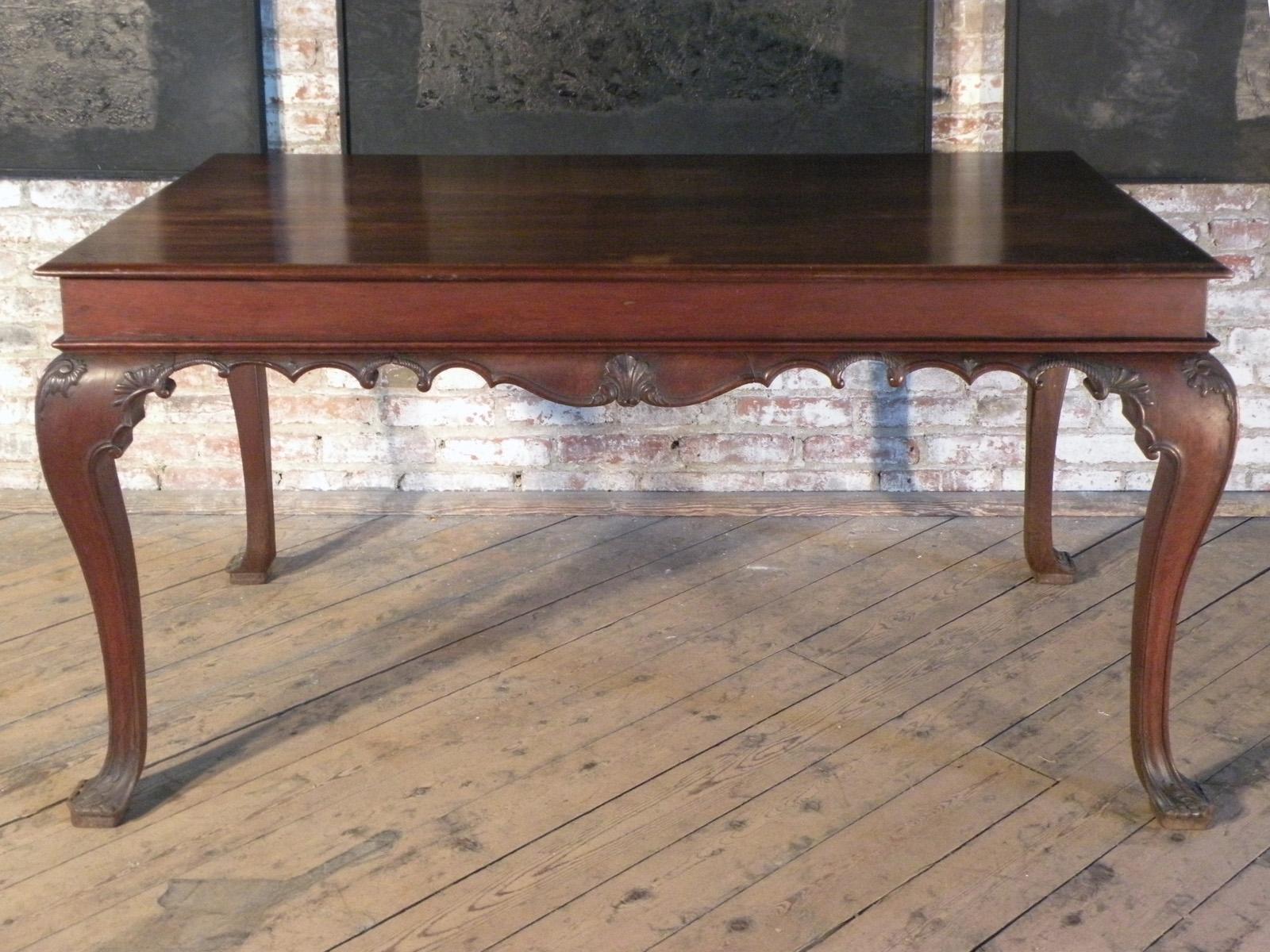 Console ou table d'appoint portugaise du 18e siècle, de la période rococo, représentant une influence du design Chippendale. Les quatre pieds cabriole sont reliés sur trois côtés par un profil ondulé, centré par un motif de coquille, avec une frise