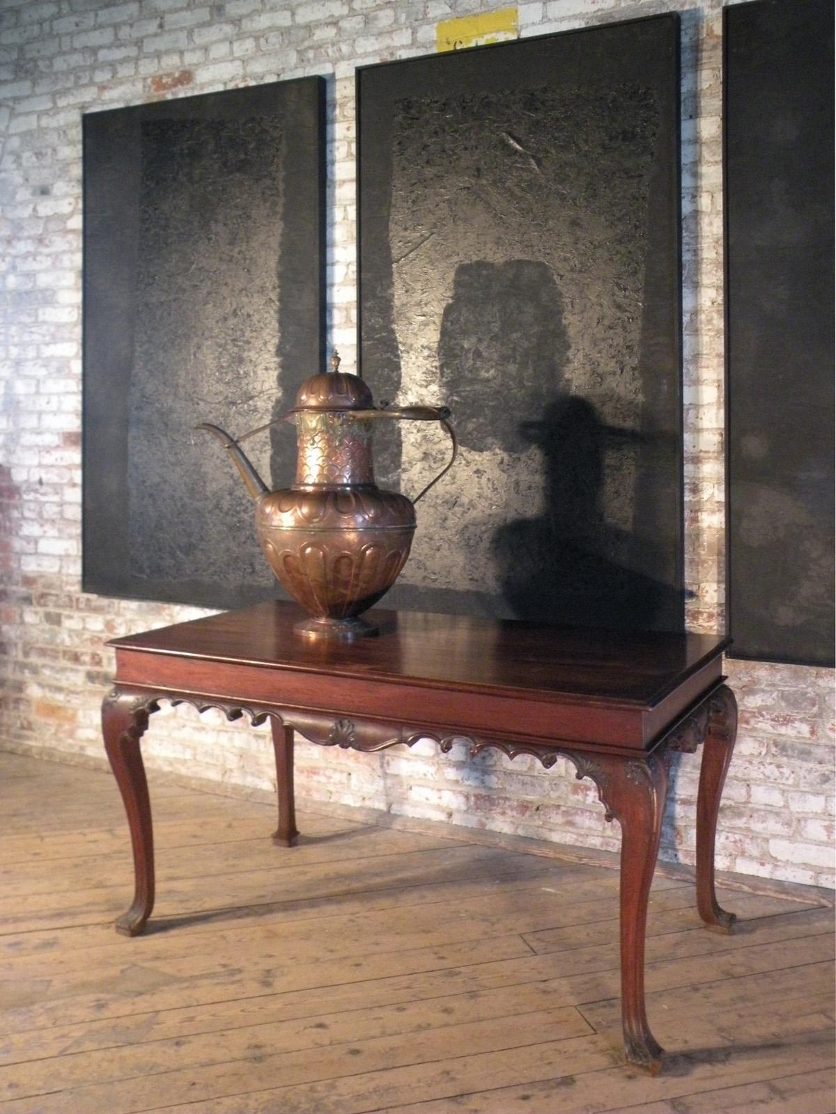 Sculpté Table console / table d'appoint portugaise rococo en acajou du 18ème siècle en vente