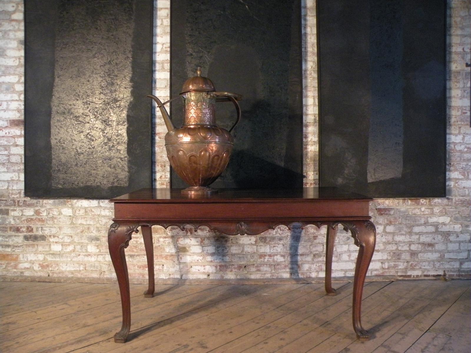 Table console / table d'appoint portugaise rococo en acajou du 18ème siècle Bon état - En vente à Troy, NY