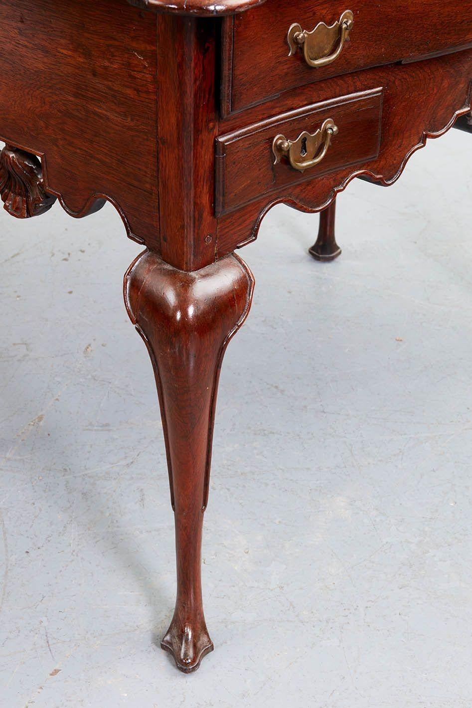 Bois de rose Table d'appoint portugaise rococo en bois de rose en vente