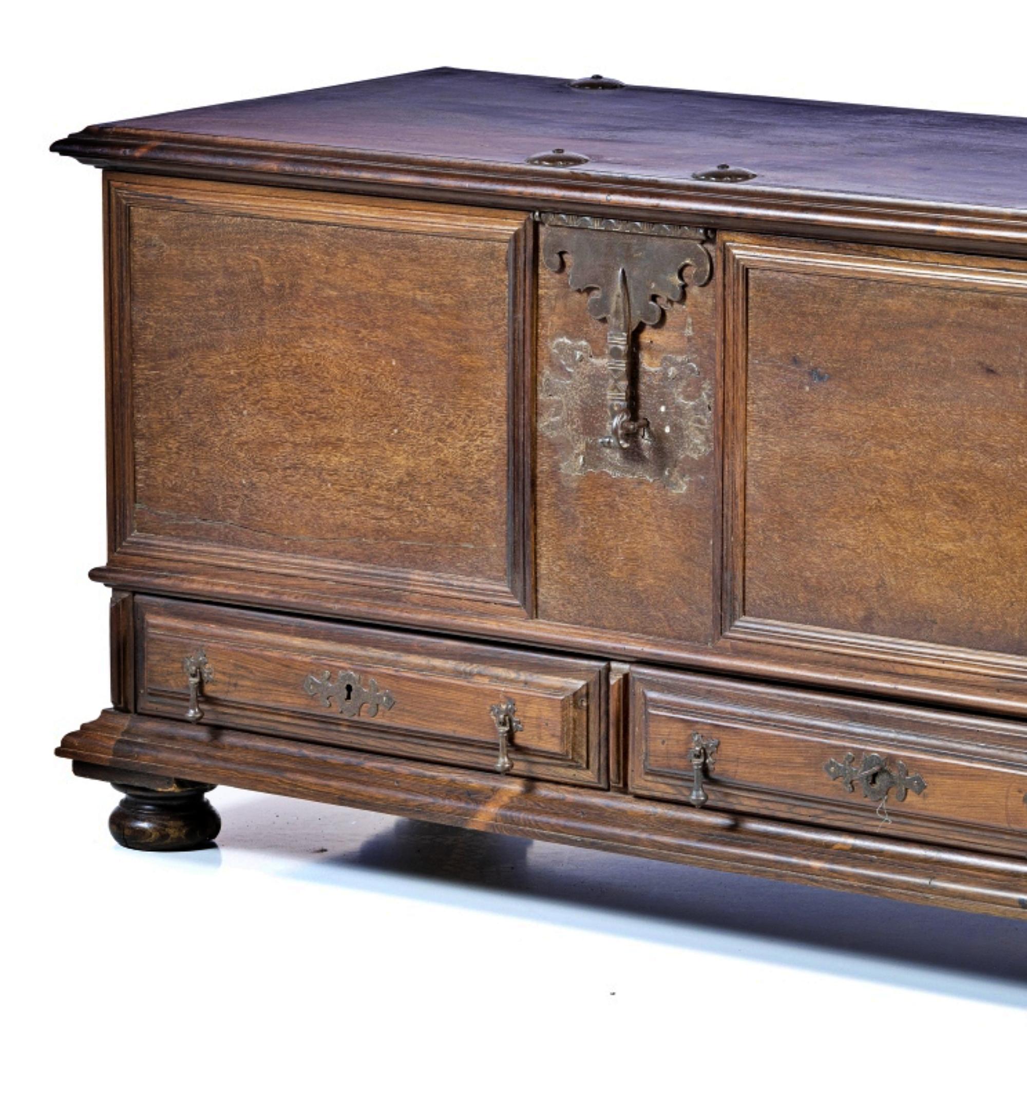 PORTUGUESE ROSEWOOD CHEST WITH TWO DRAWERS 17th century

Portuguese from the 17th century, 
in sicupira and rosewood, cut and pierced iron fittings. 
DIM.: 70 x 125 x 58 cm
Good conditions.