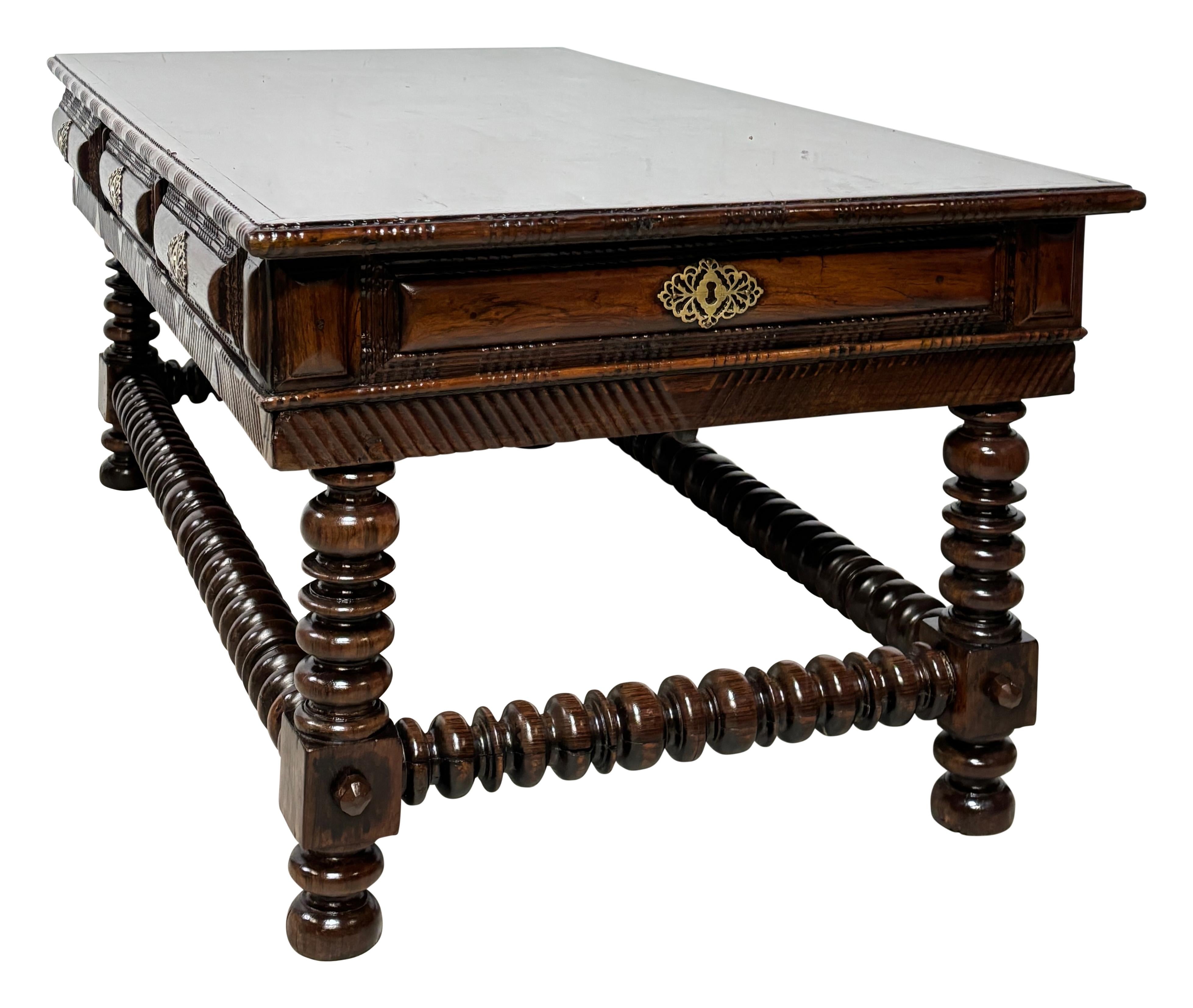 Portugiesischer Couchtisch aus Palisanderholz im Angebot 3
