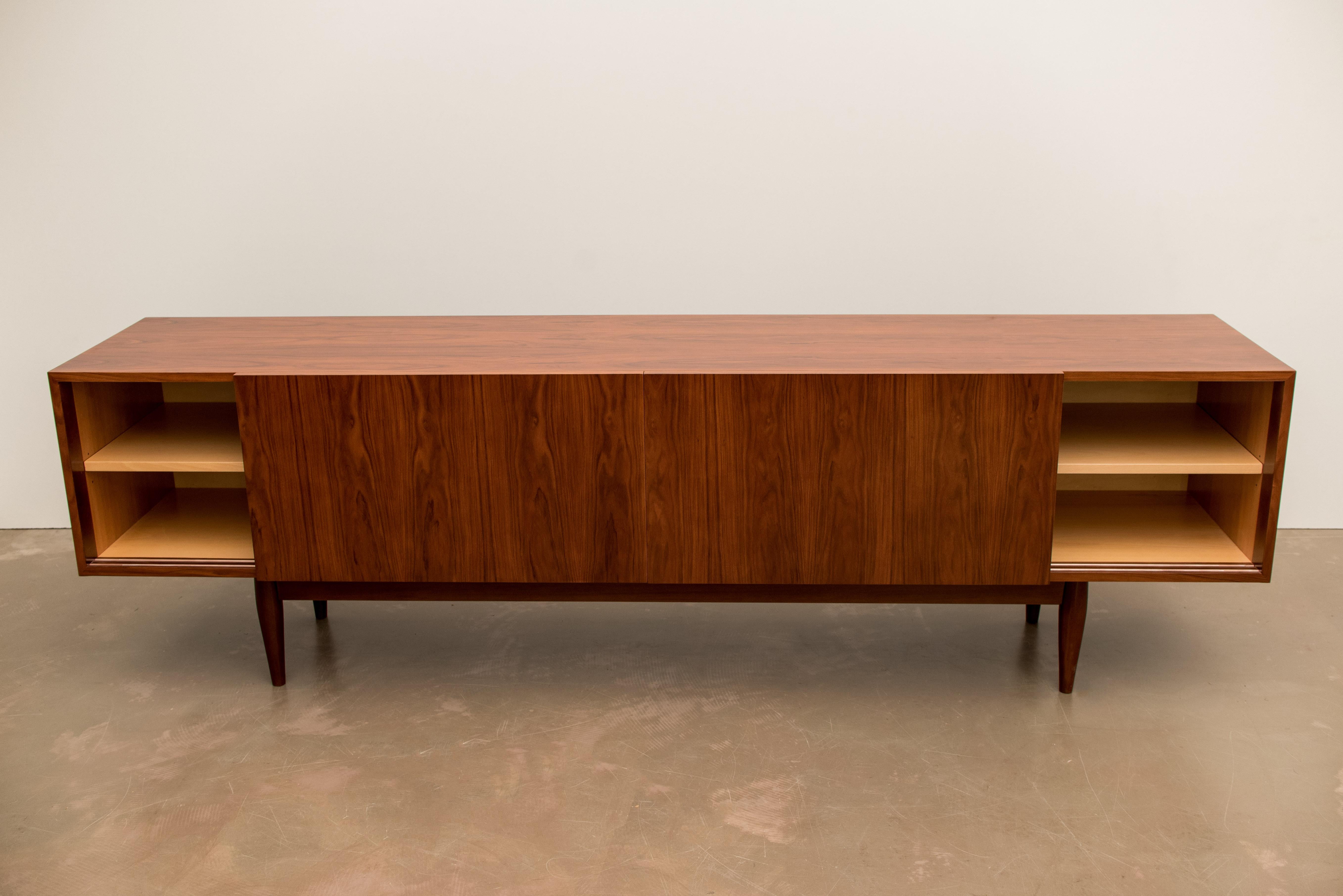 Portuguese Rosewood Sideboard (Moderne der Mitte des Jahrhunderts)