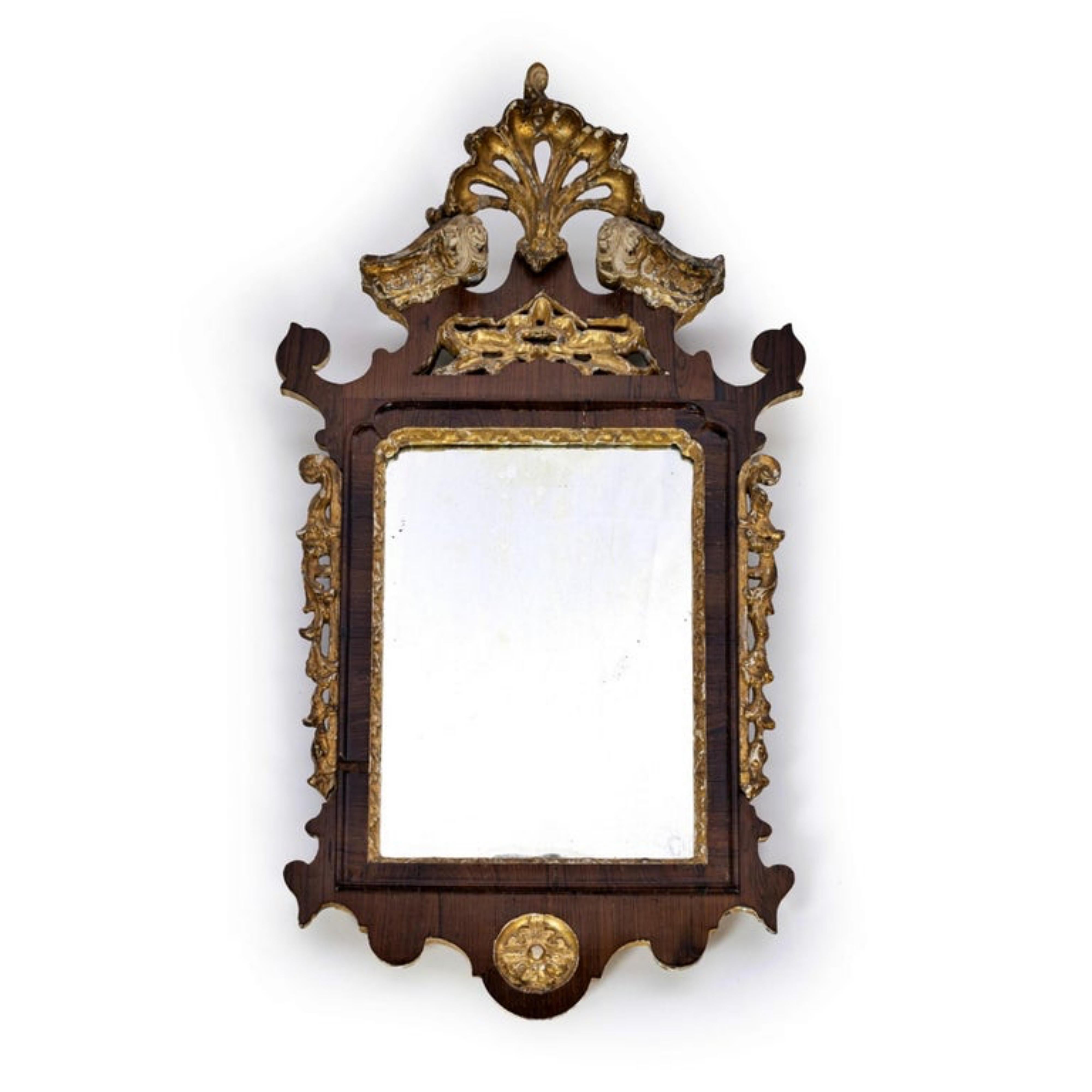 SPECCHIO DA PARETE IN LEGNO ROSA PORTOGHESE XVIII secolo

Portoghese del XVIII secolo, 
impiallacciatura in palissandro, legno intagliato e dorato, cornici architettoniche, decorazioni a vento e floreali. Difetti per l'età.
DIM.: 80 x 43 cm.
