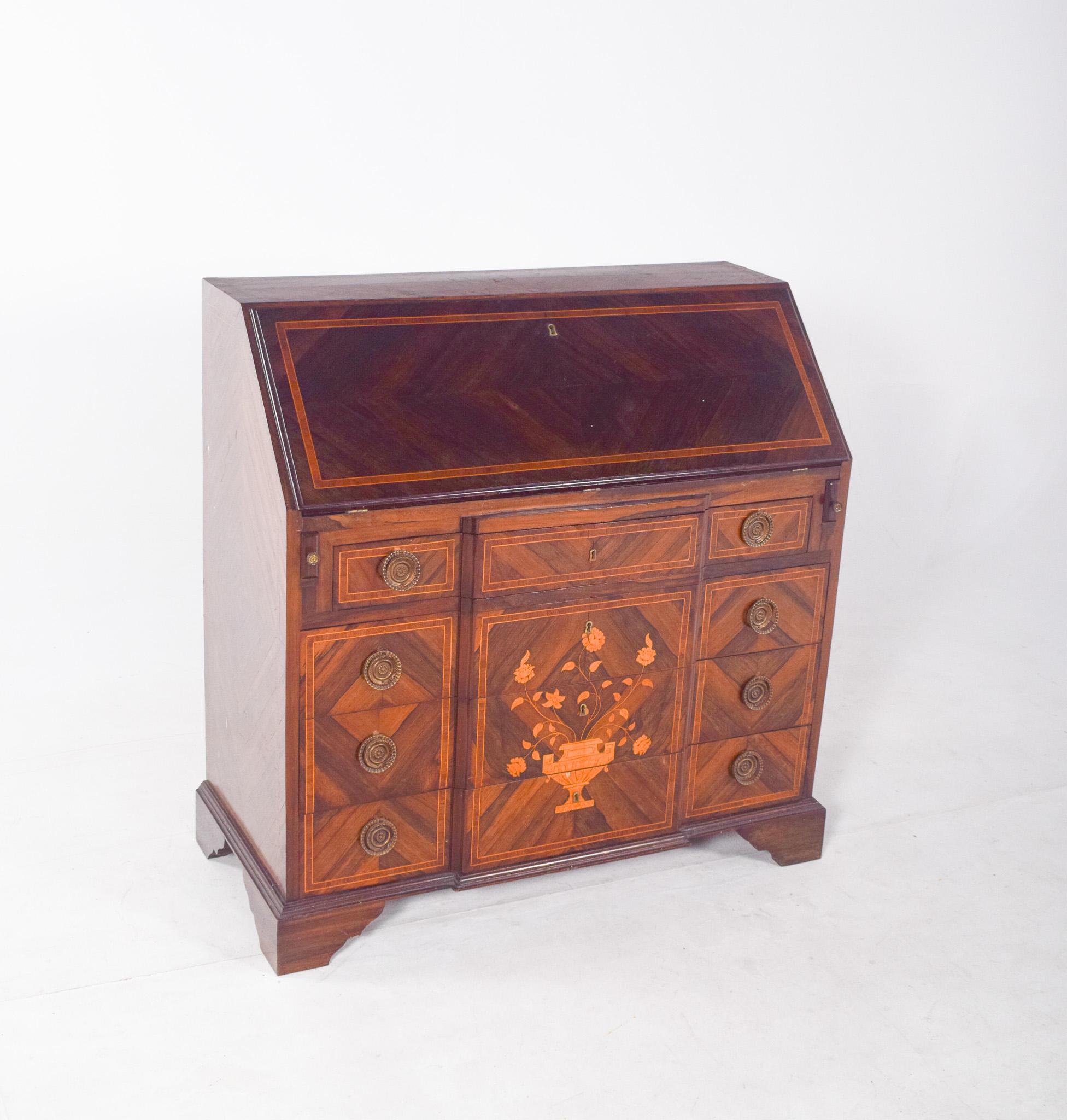 Schreibtisch aus Palisanderholz mit Intarsienarbeiten. Mit einem faltbaren Deckel, der ein reichhaltig unterteiltes Inneres offenbart. Das Stück weist in der Mitte dekorative Intarsien mit floralen Motiven und einer stilisierten Vase in hellen Tönen