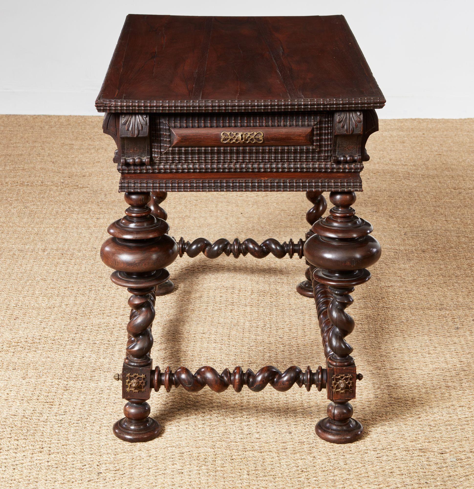 Table à écrire portugaise en bois de rose en vente 4