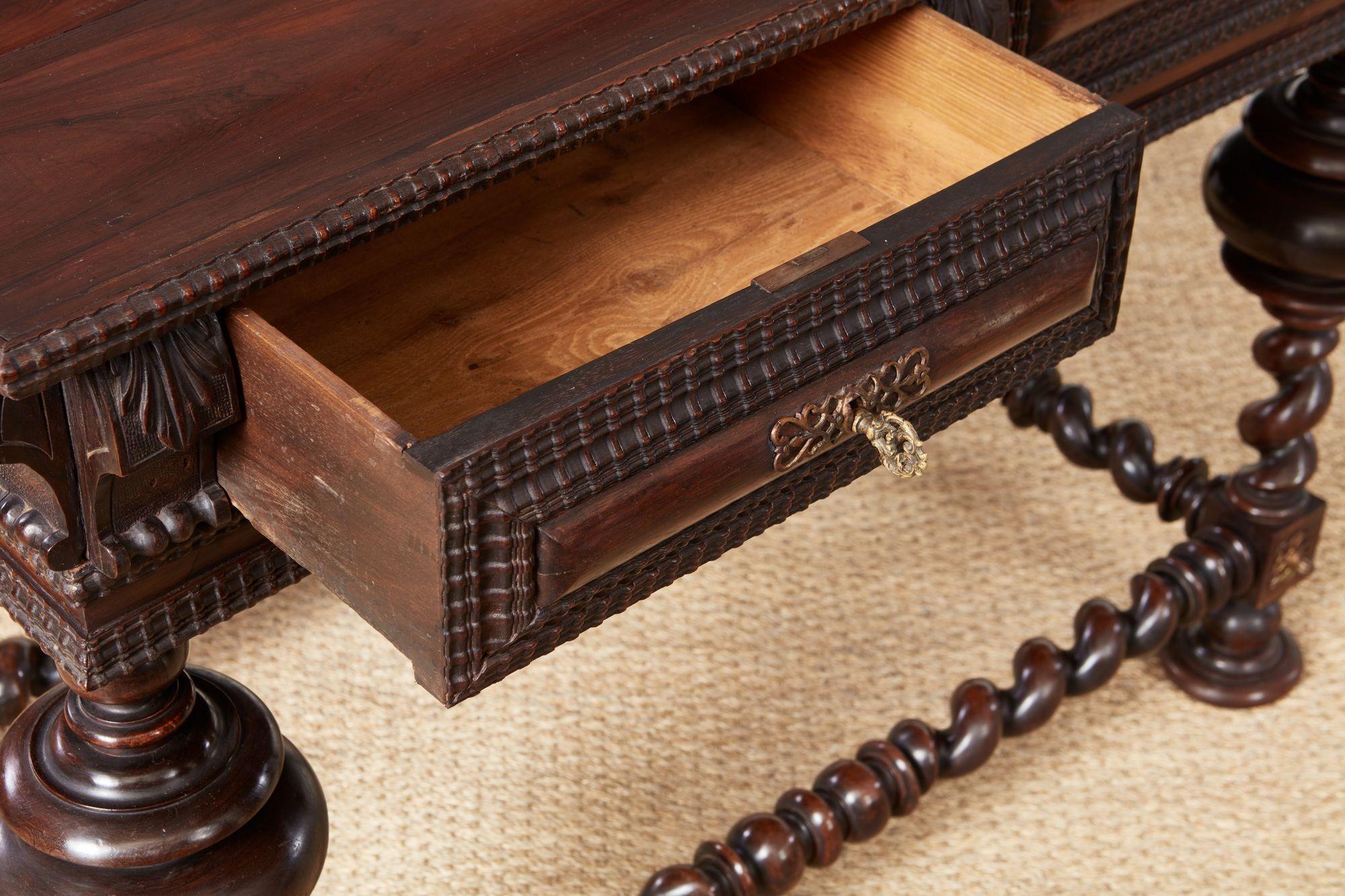 Table à écrire portugaise en bois de rose en vente 5
