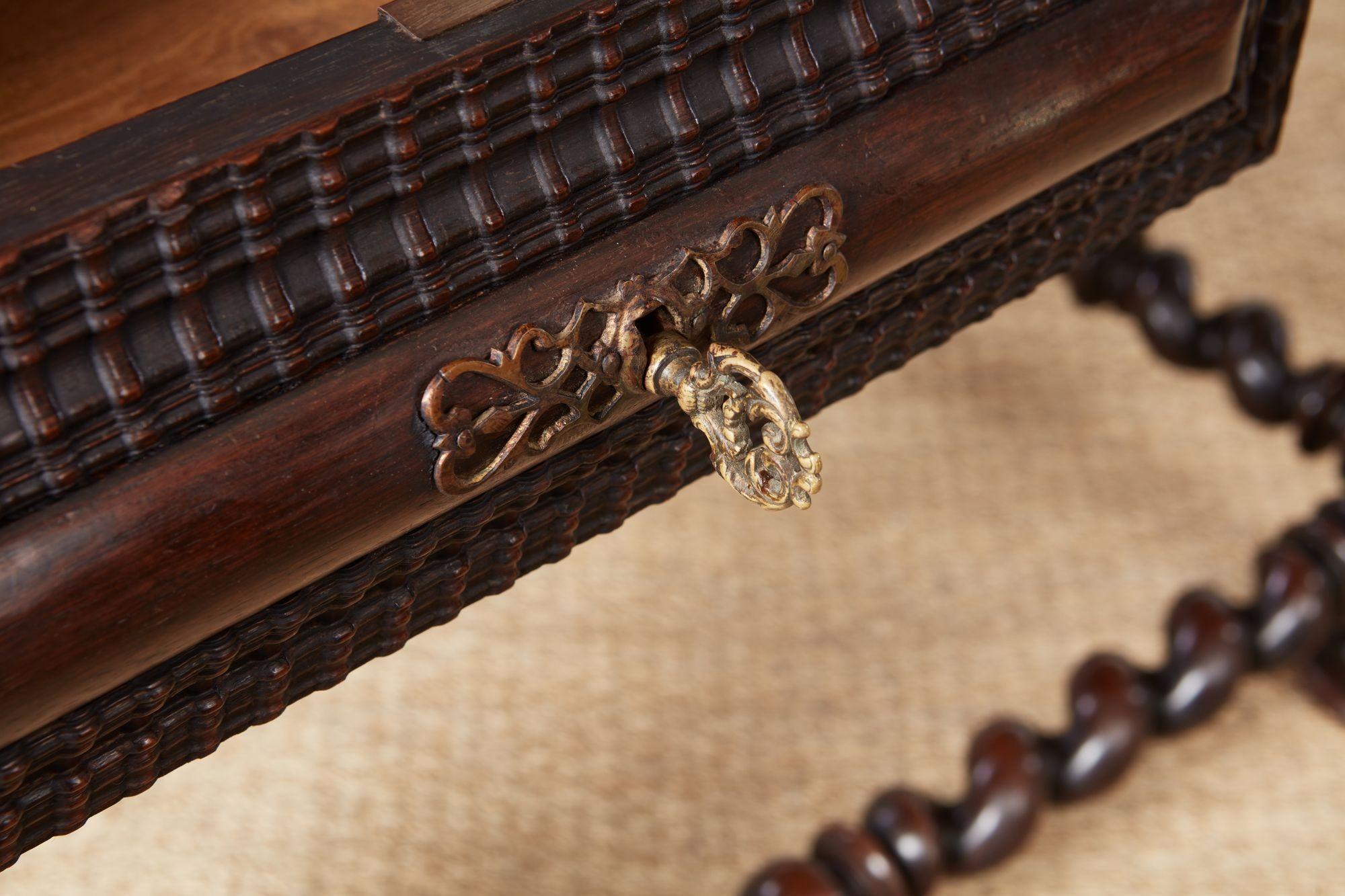 Table à écrire portugaise en bois de rose en vente 6