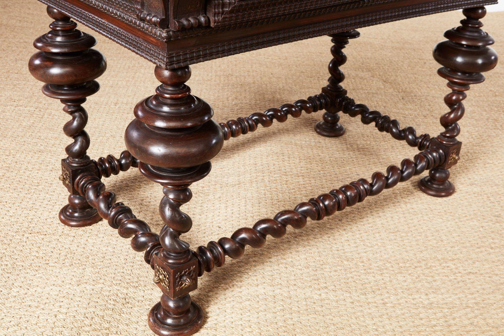 Table à écrire portugaise en bois de rose en vente 7