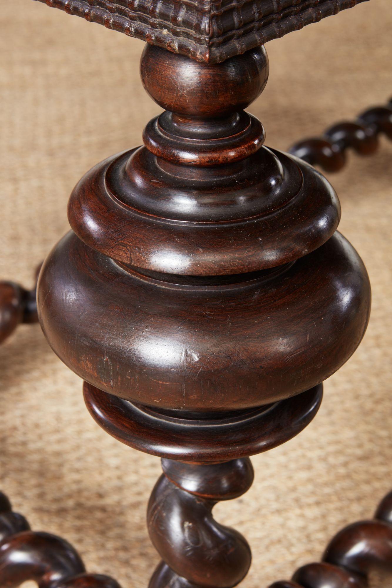 Table à écrire portugaise en bois de rose en vente 9