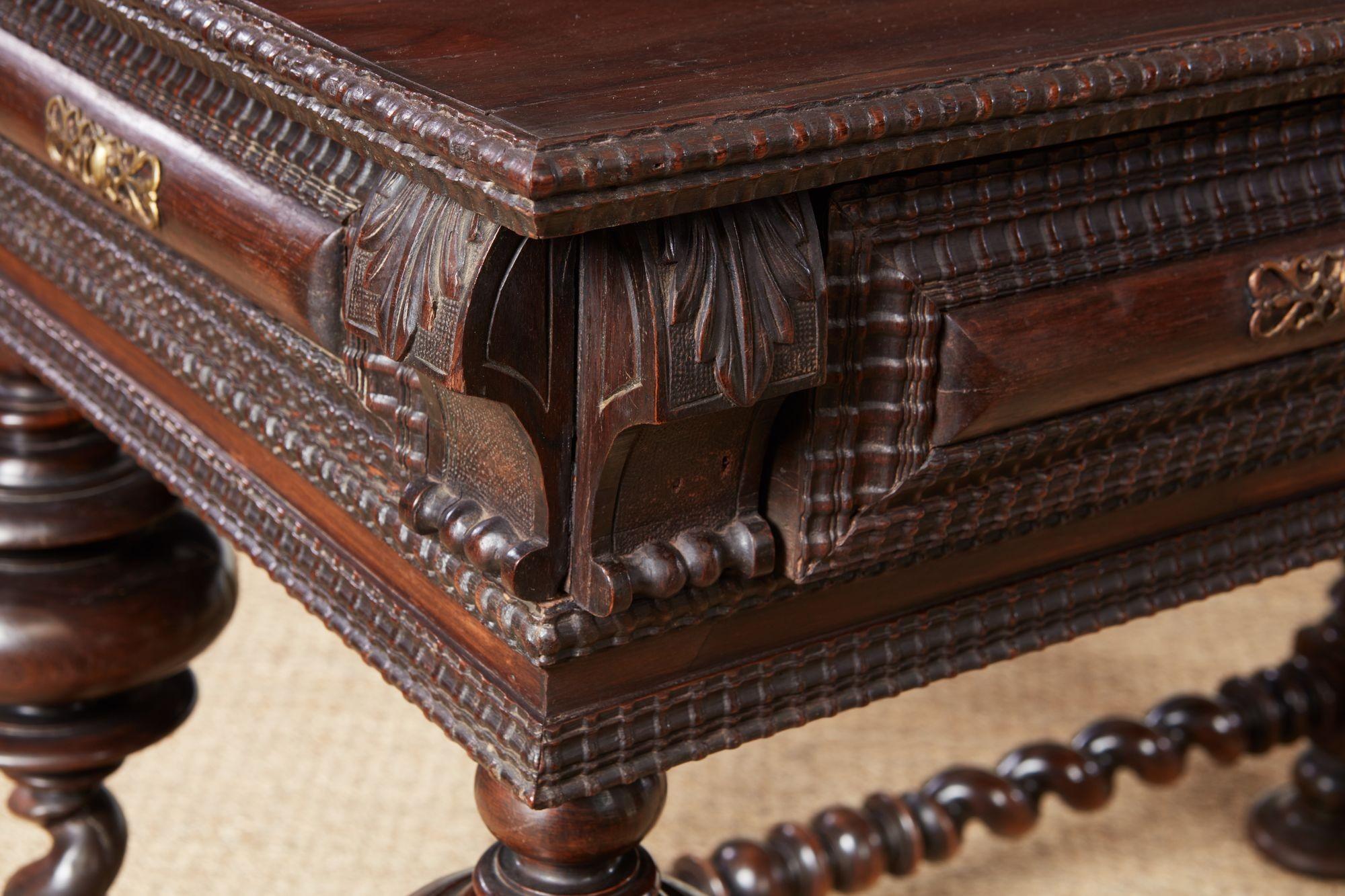 Table à écrire portugaise en bois de rose en vente 10