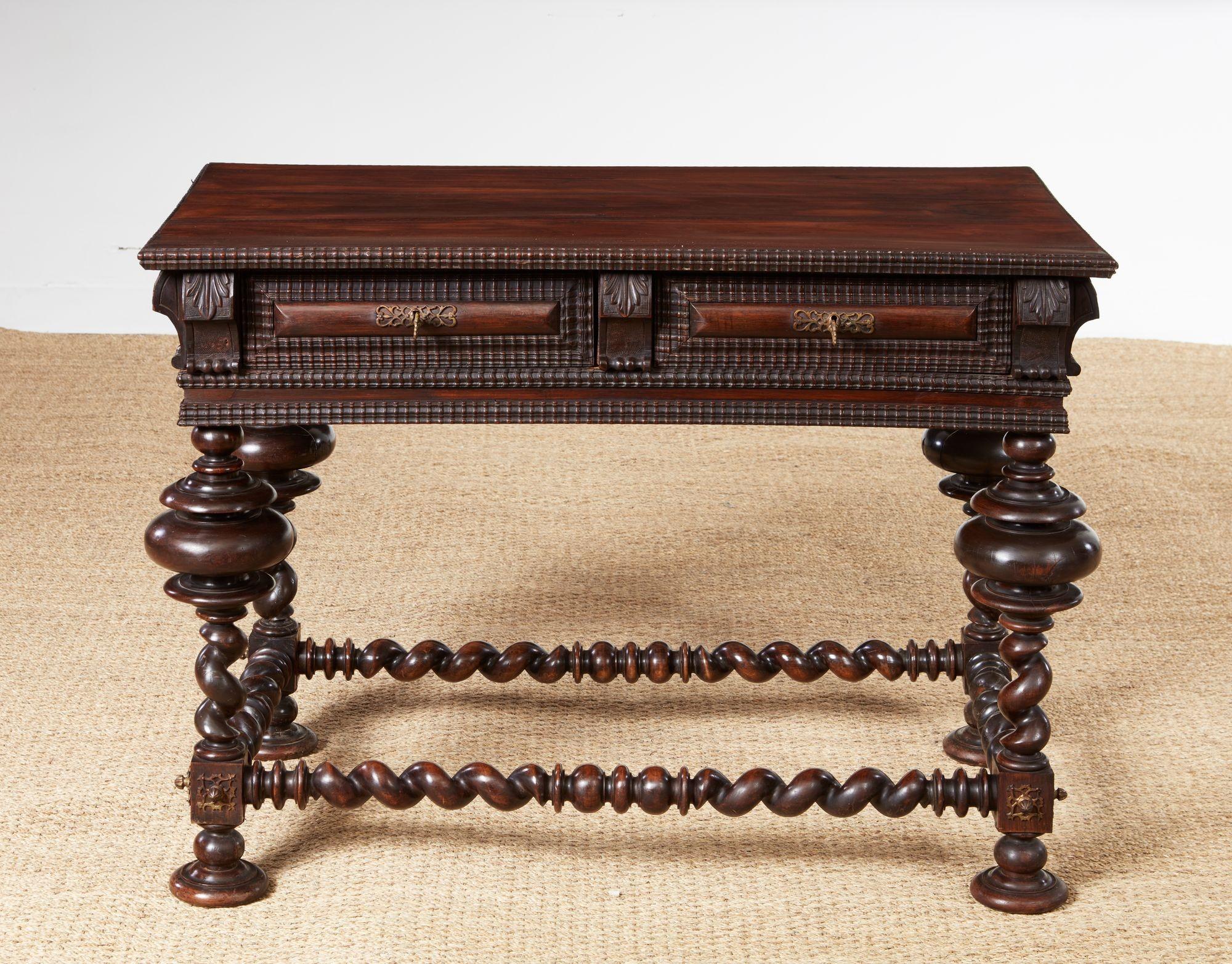 Table d'écriture ou de bibliothèque portugaise merveilleusement vivante et élaborée en bois de rose massif, avec un plateau unique à bord godronné surmontant deux tiroirs aux façades à coussin surélevé, entourés de moulures à denticules complexes