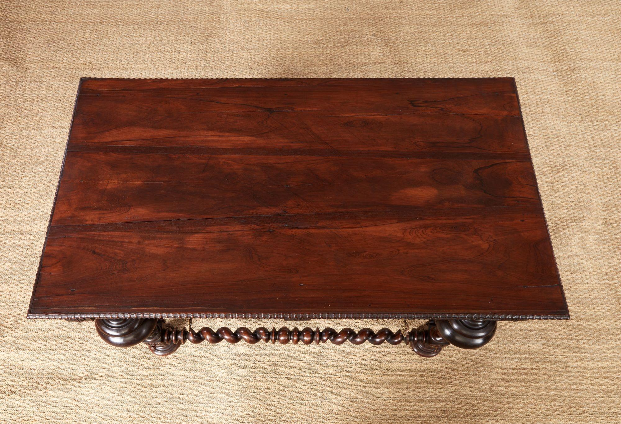 Portugais Table à écrire portugaise en bois de rose en vente