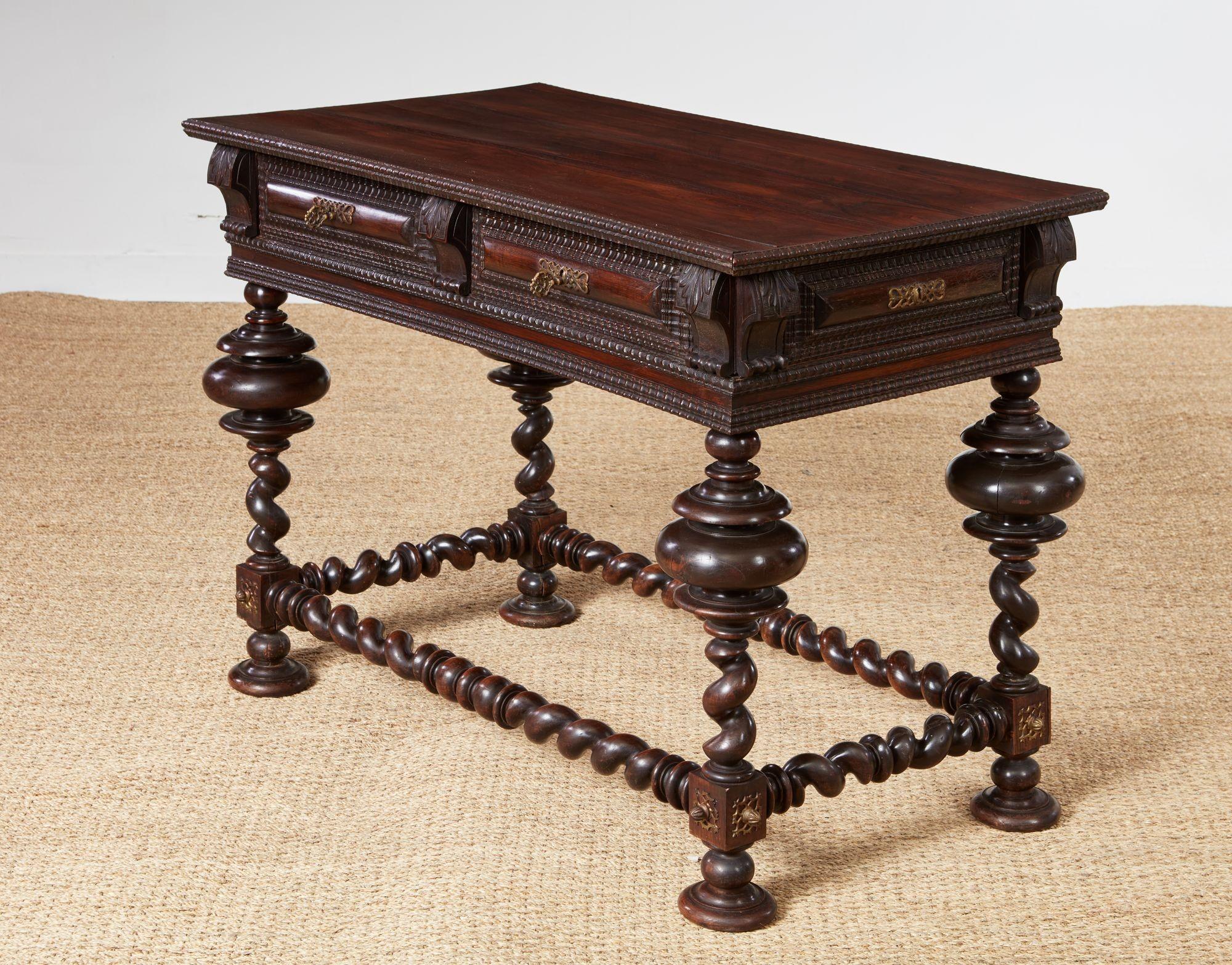 Table à écrire portugaise en bois de rose Bon état - En vente à Greenwich, CT