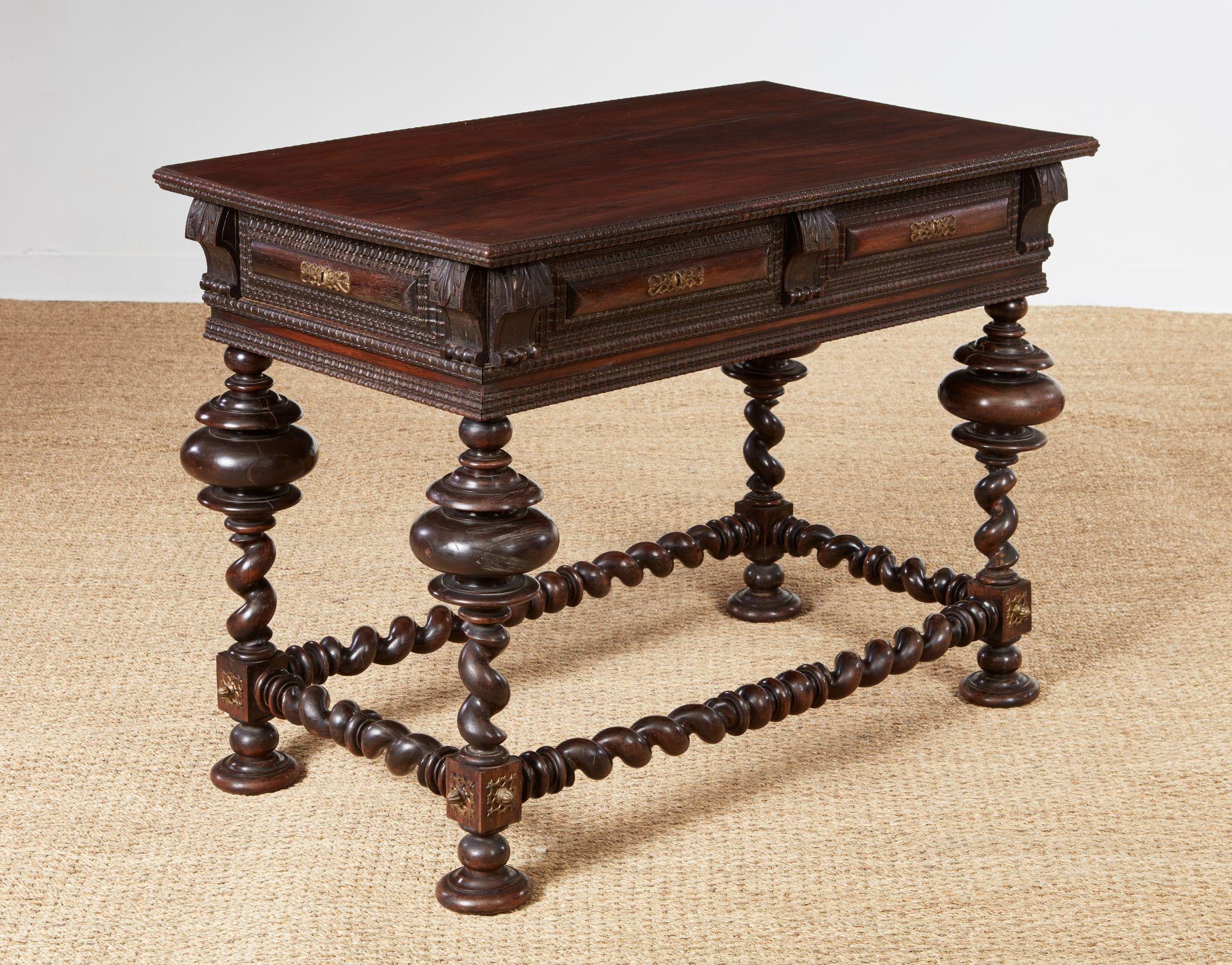 Table à écrire portugaise en bois de rose en vente 1