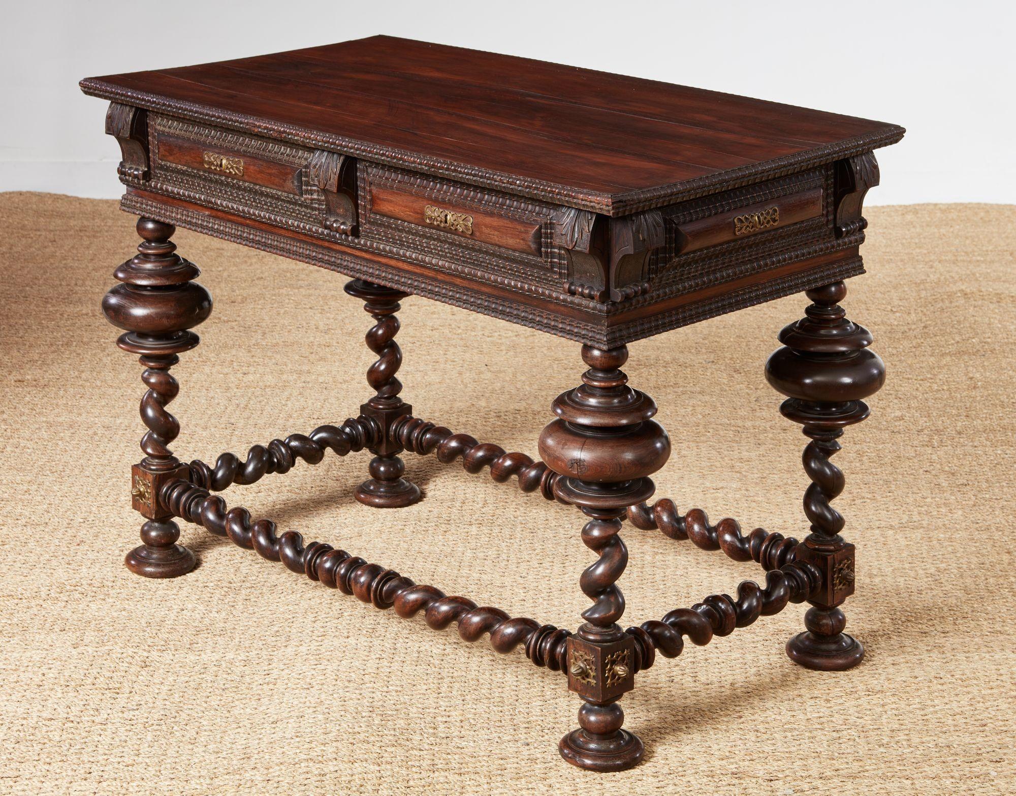 Table à écrire portugaise en bois de rose en vente 3