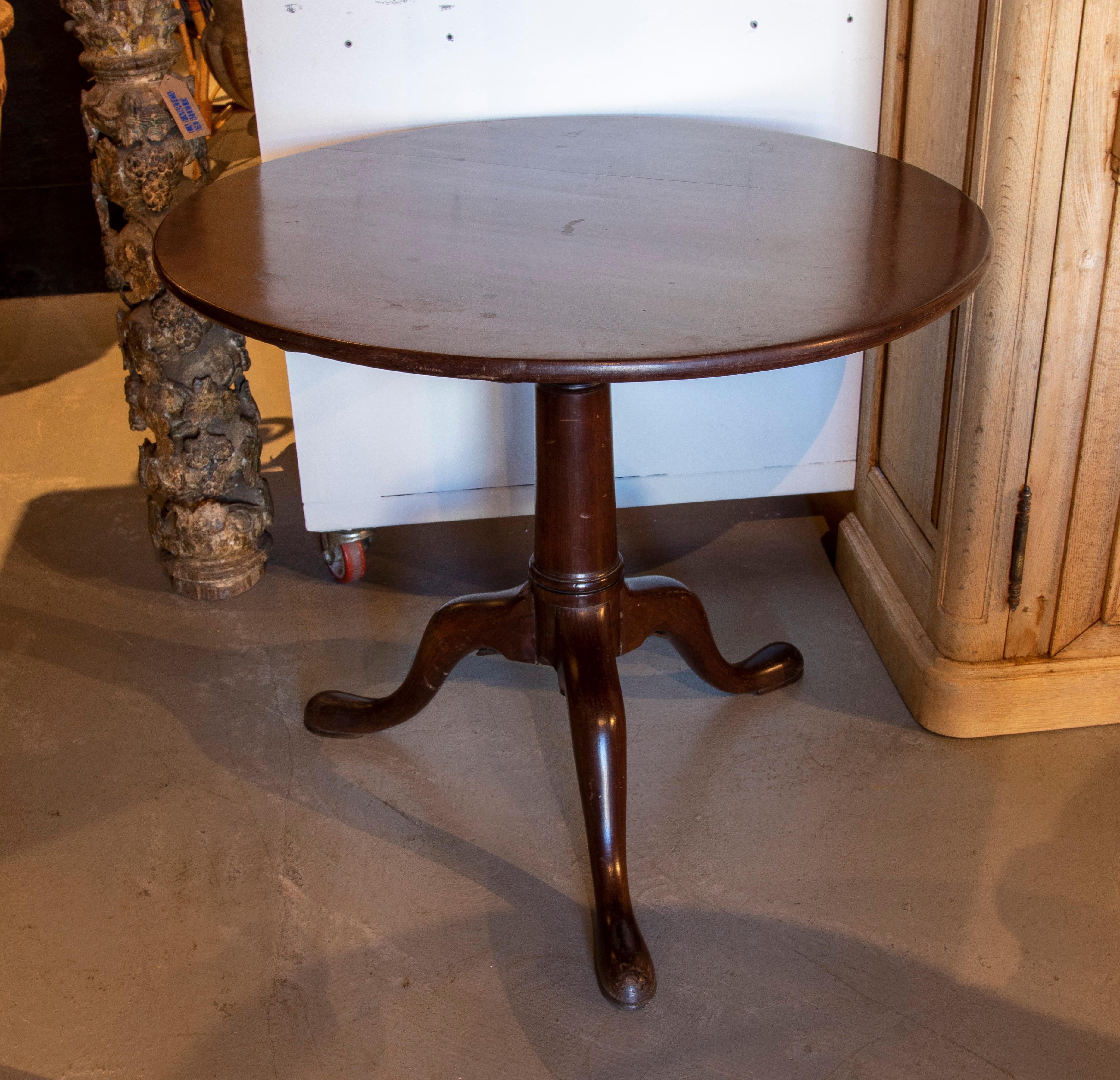 Portuguese Round Auxiliary Table In Good Condition For Sale In Marbella, ES