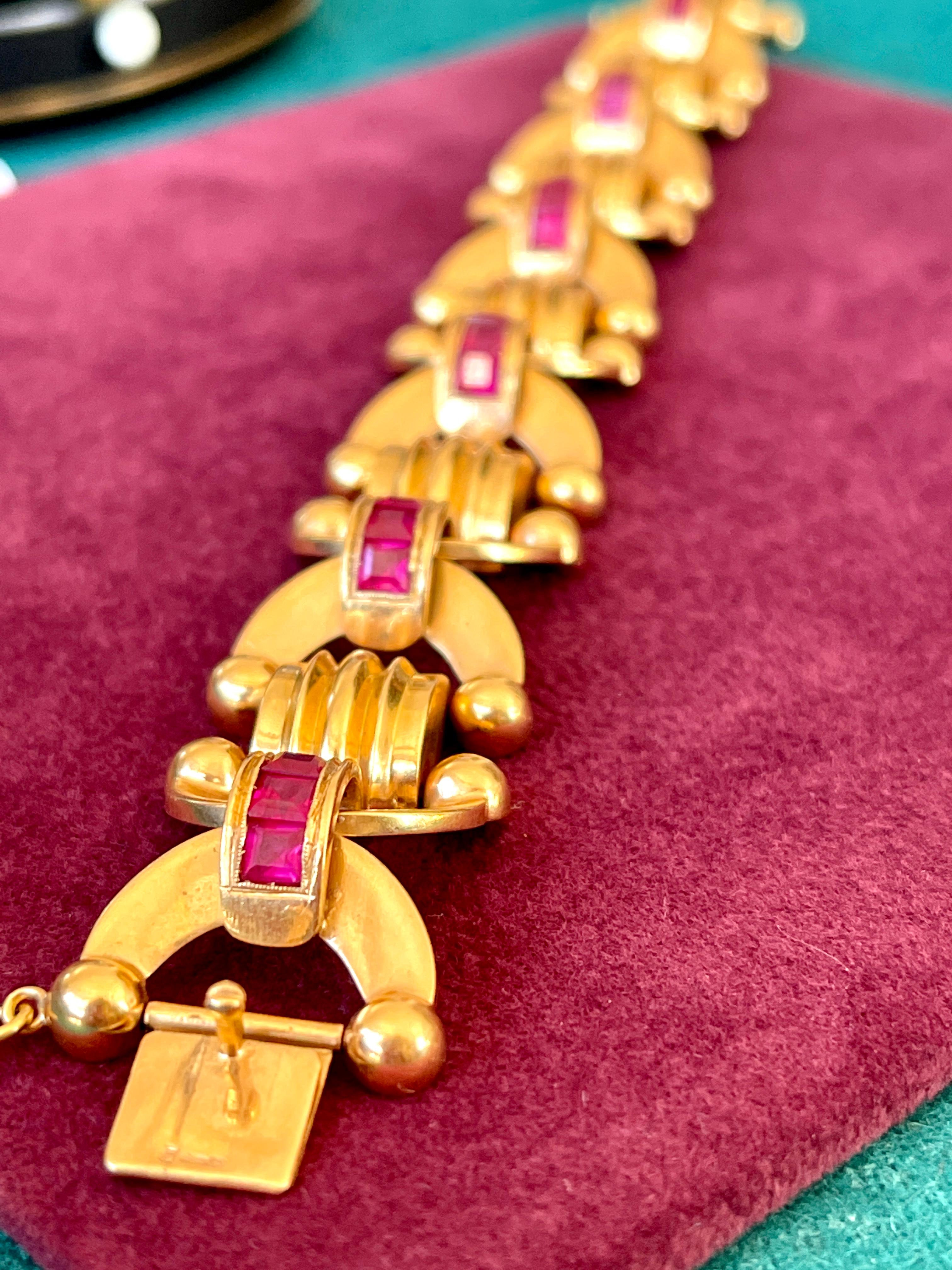 A timeless Art Deco Chain bracelet in high karat portuguese gold and synthetic rubies. 

The Bracelet is composed of 19.2 Karat Portuguese gold and 24 square cut synthetic rubies. 
Portuguese hallmarks from the 1940s.  

The main lock is a clasp