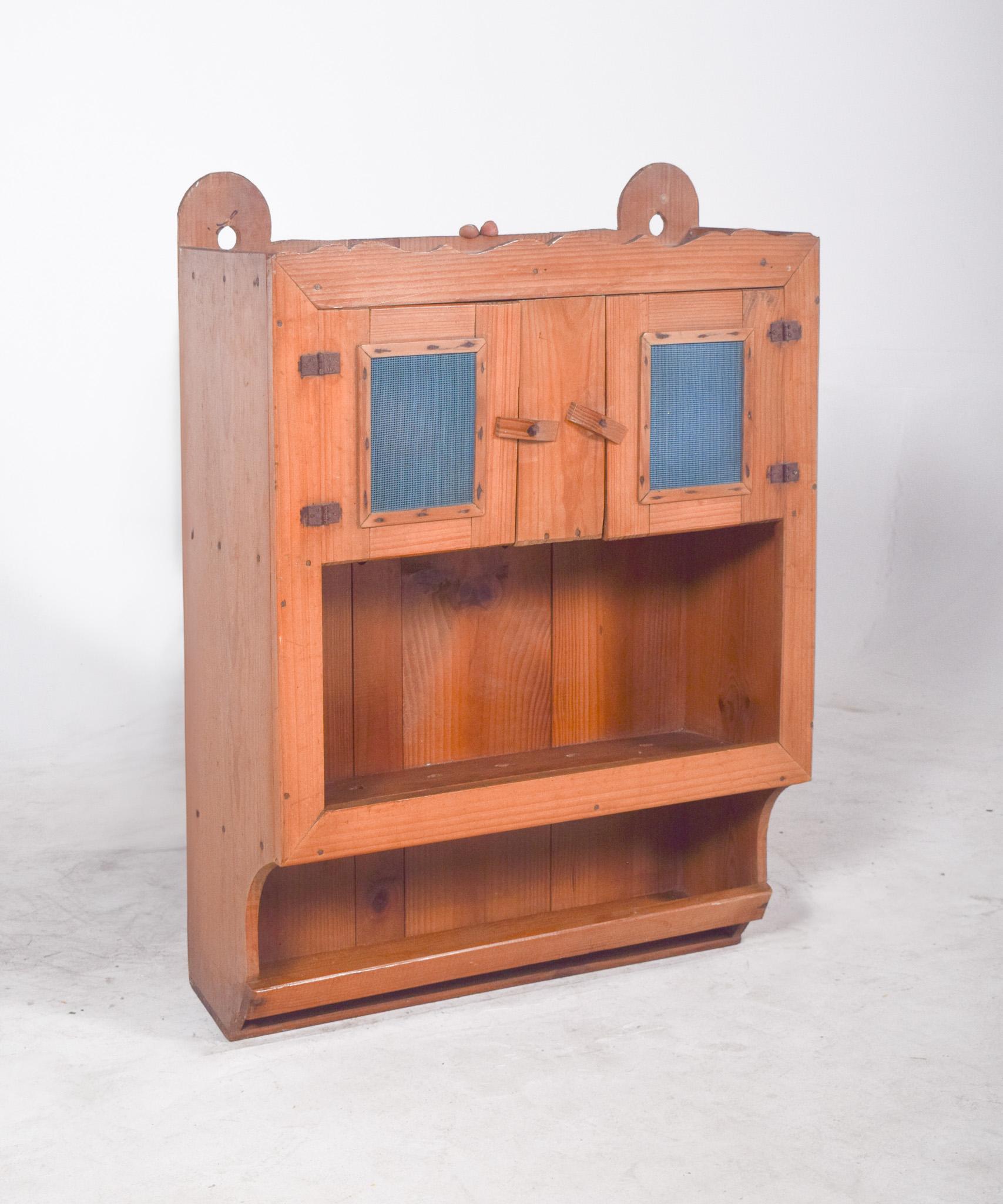 Bottoniera rustica in legno naturale. Rettangolare, con una finitura semplice che mette in risalto la sua funzione utilitaria e l'artigianalità della sua realizzazione. Il tono caldo del legno e i segni del tempo gli conferiscono autenticità e
