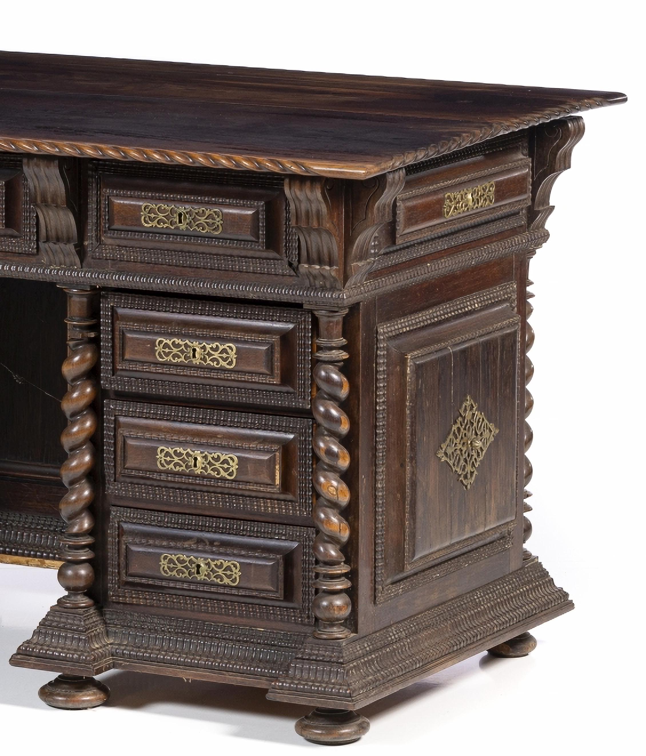 SECRETARY

Portuguese 19th Century
in rosewood and other woods.
Twisted and shaky, front with eight drawers and one drawer, sides and padded back.
Brass hardware.
Dim.: 80 x 140 x 75 cm.
good conditions