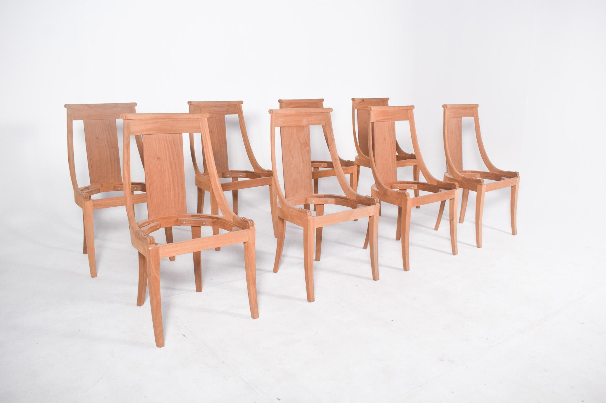 Set di otto repliche di sedie da pranzo. Le sedie hanno uno schienale alto e leggermente curvo, con guide superiori dritte e lati modellati in morbide volute, creando una silhouette elegante e fluida. La struttura è solida e robusta, con gambe