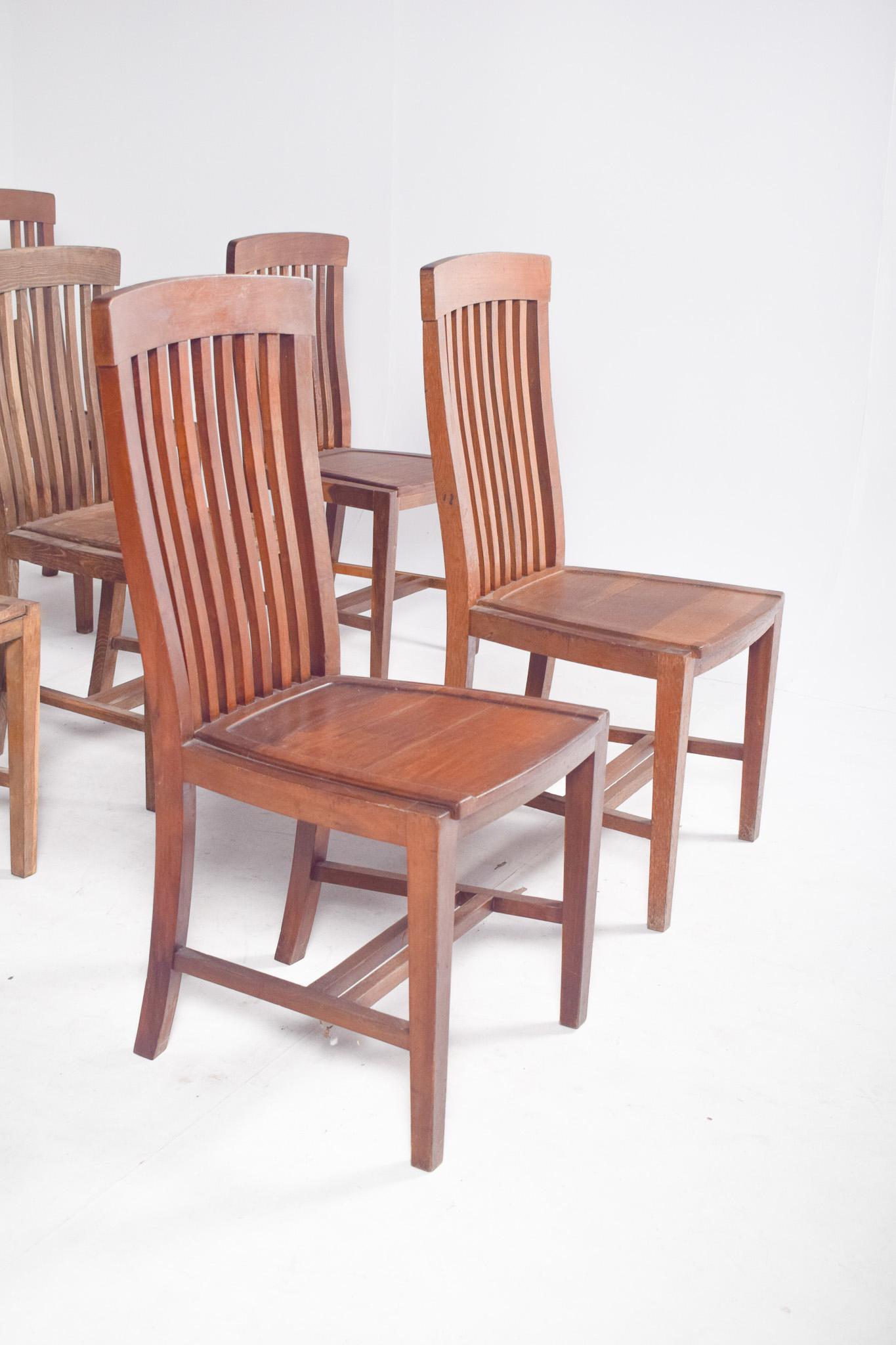 Mid-Century moderno Set portoghese di undici sedie da pranzo Olaio in vendita