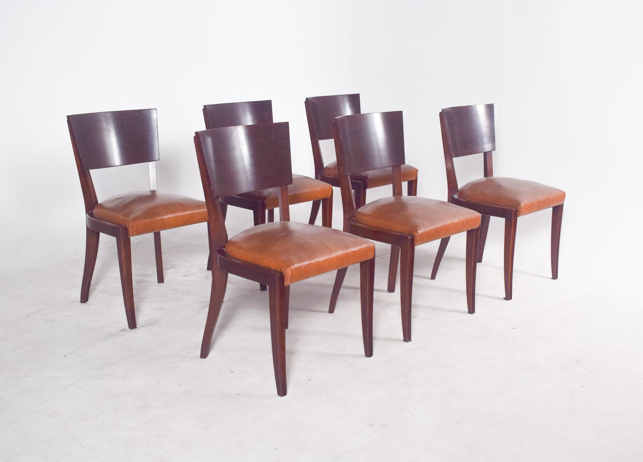 Sechs Art-Deco-Stühle, mit Leder bezogen. Der dunkle Holzrahmen mit seinen geraden, klar definierten Linien vermittelt Robustheit und Schönheit. Die geraden, breiten Rückenlehnen bieten eine gute Unterstützung für den Rücken und vermitteln